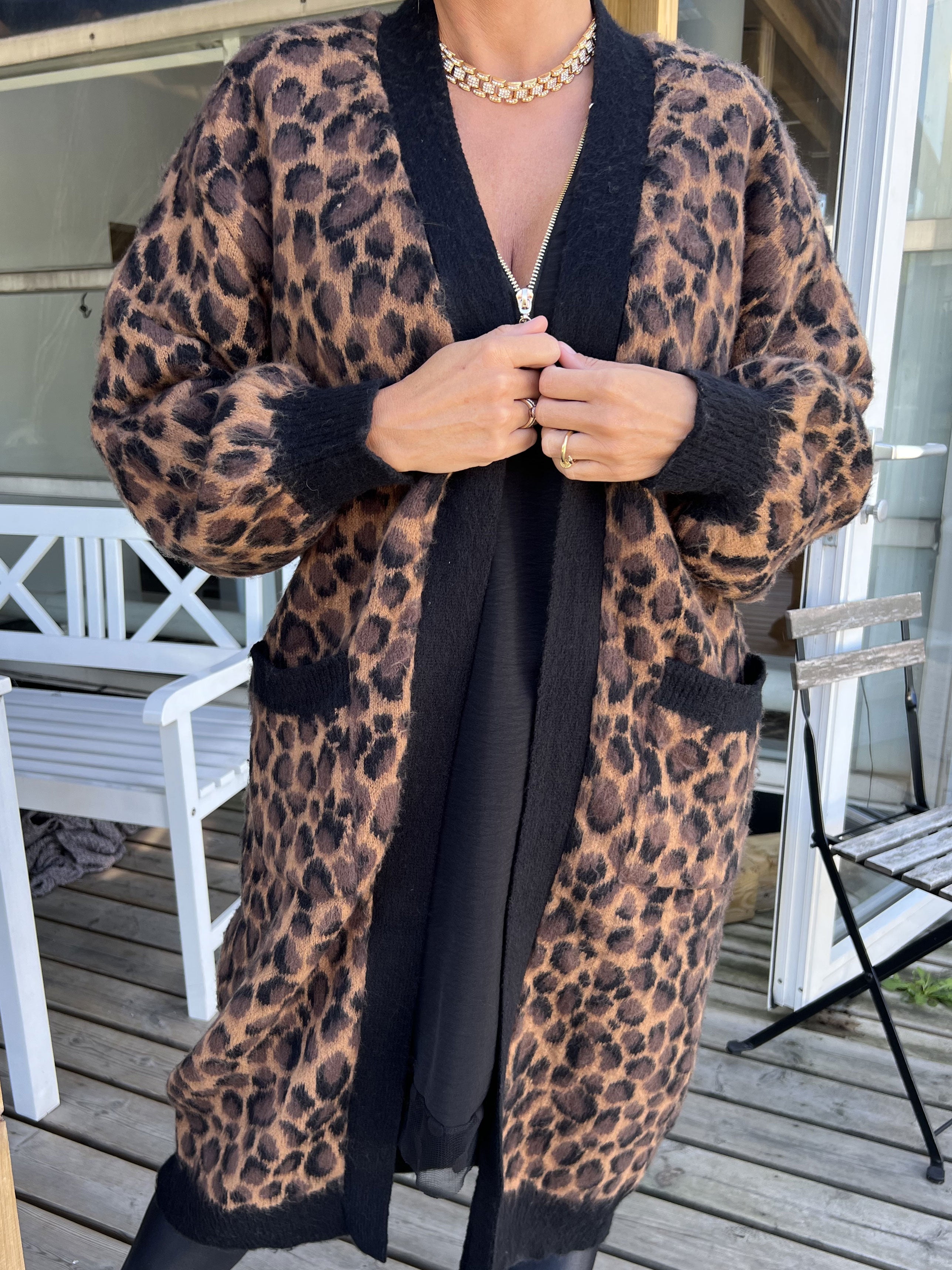 Violetta - Camelfarvet strikcardigan i leopardprint