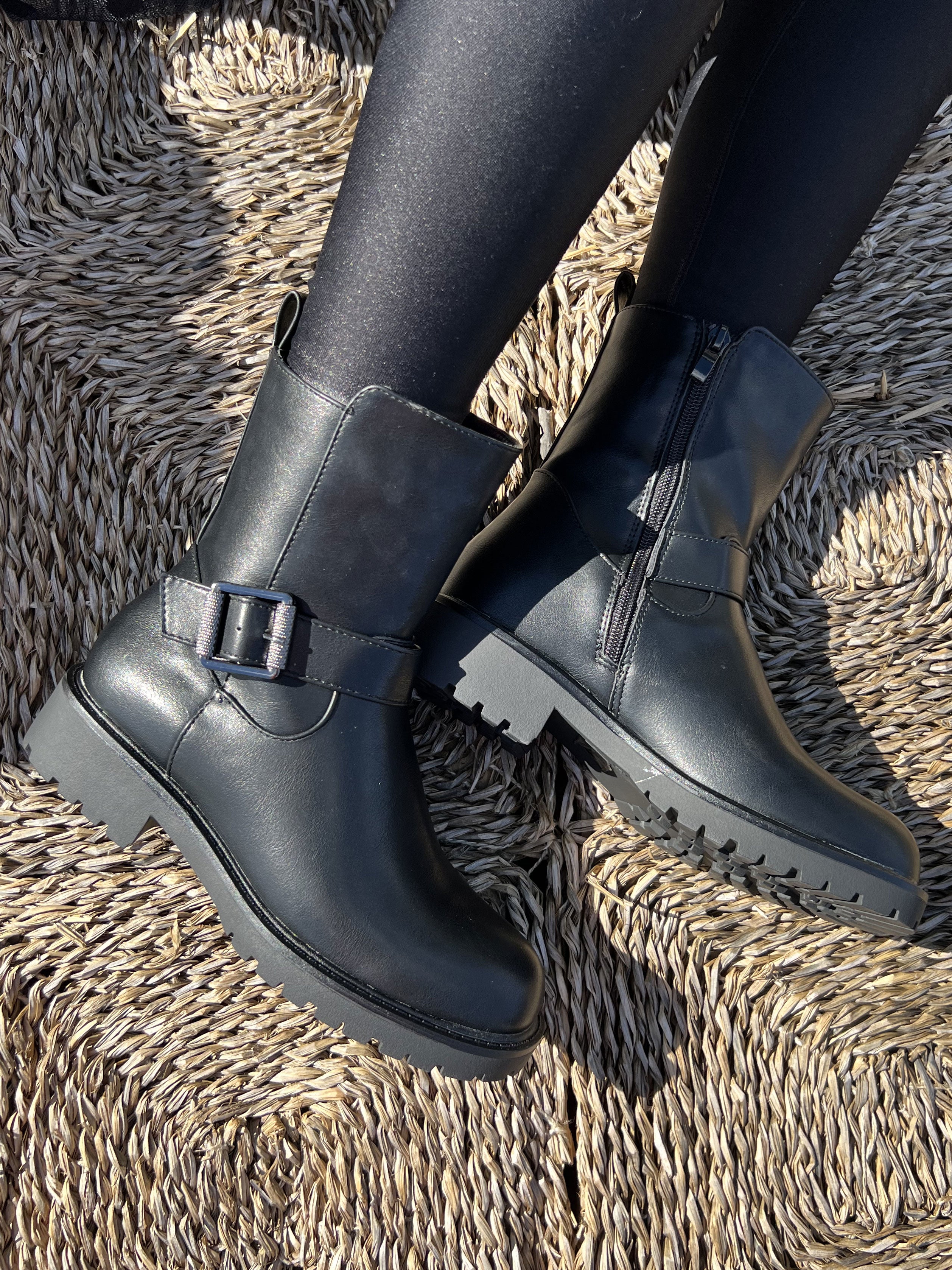 Lea - Fede støvler med guldspænde