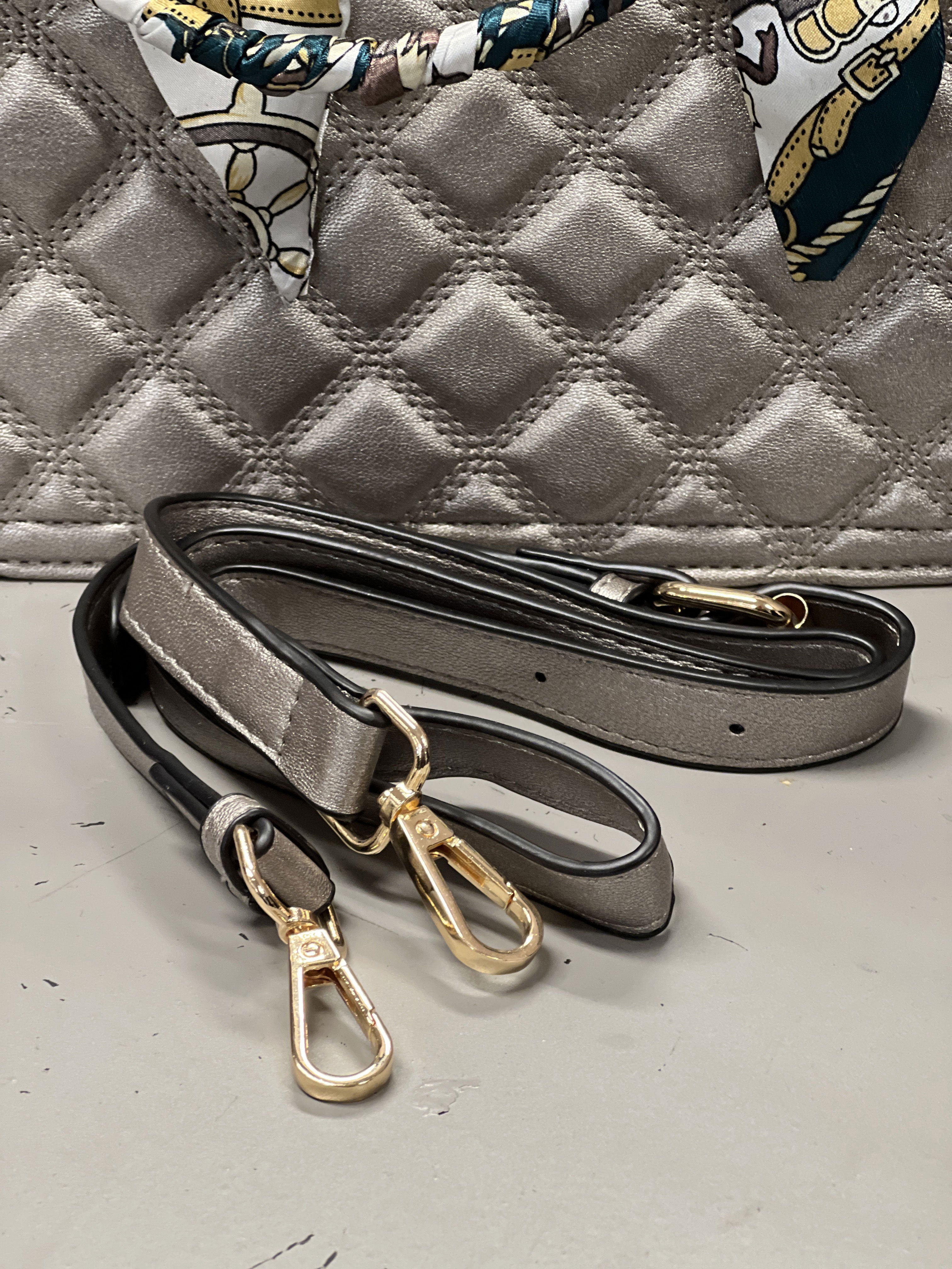 Irena - Fed quiltet taske med tørklæde