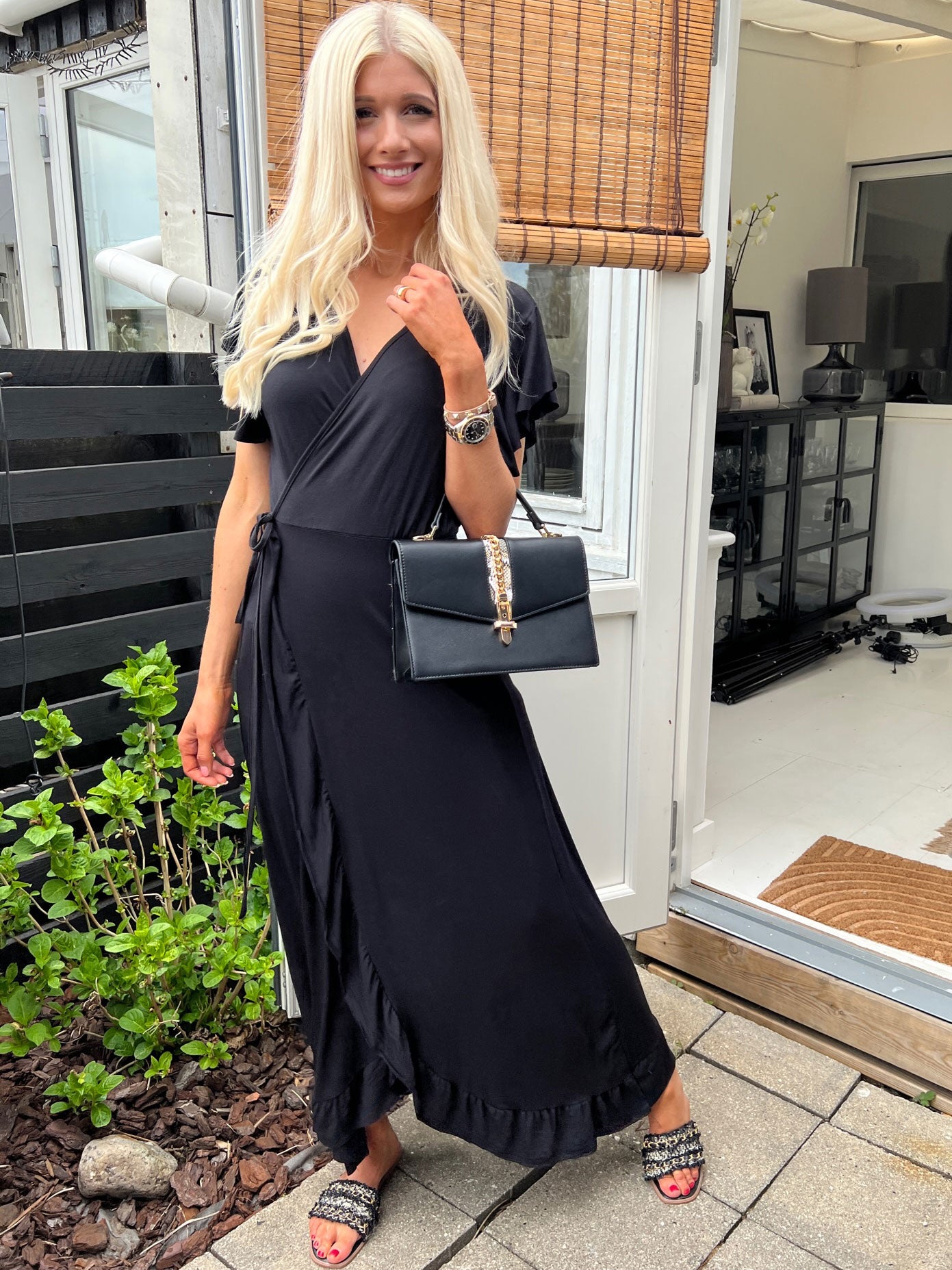 Luna - Lang slå-om kjole med flæseærmer