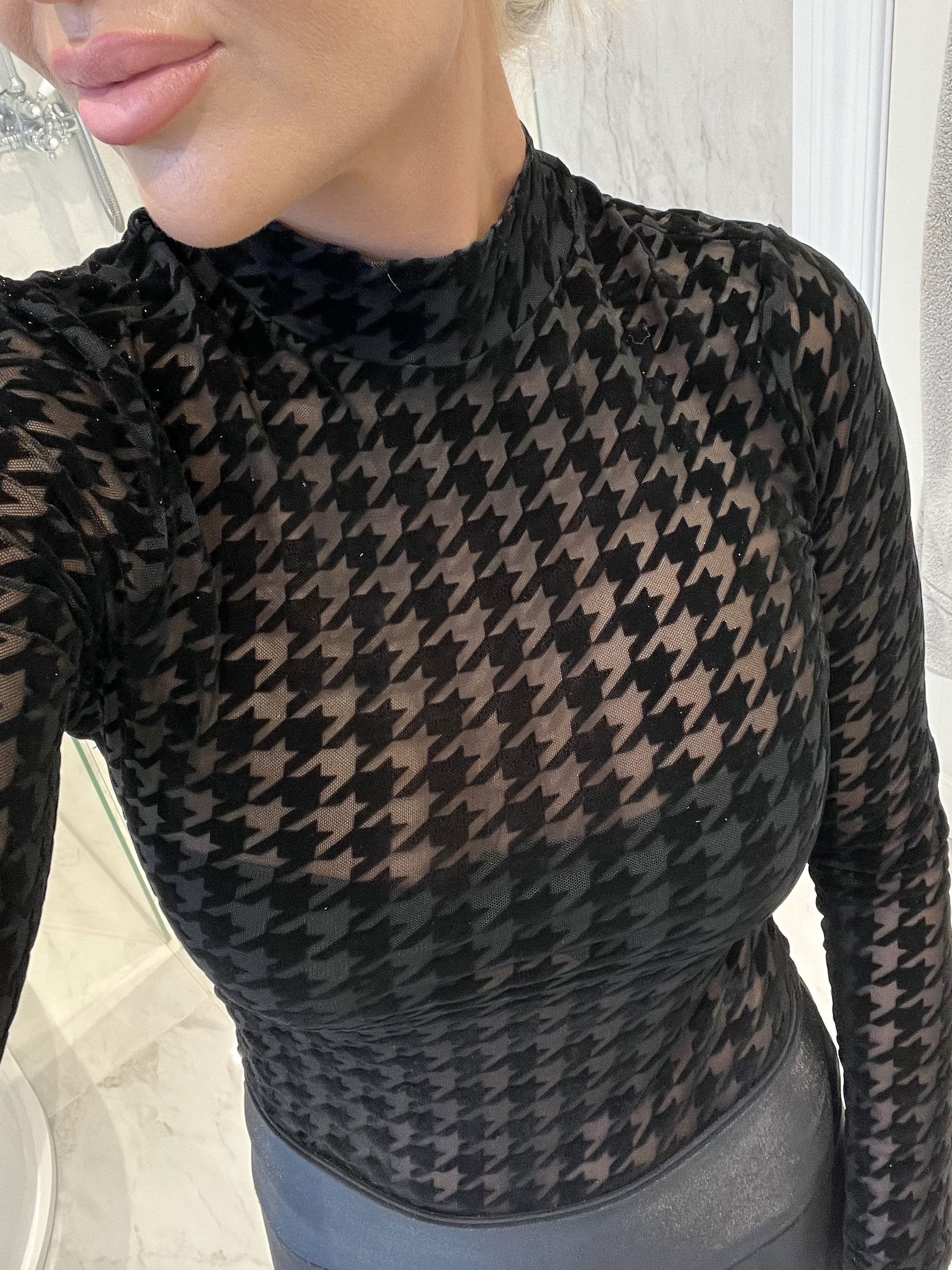 Liva - Blød mesh top med hanefjedstern