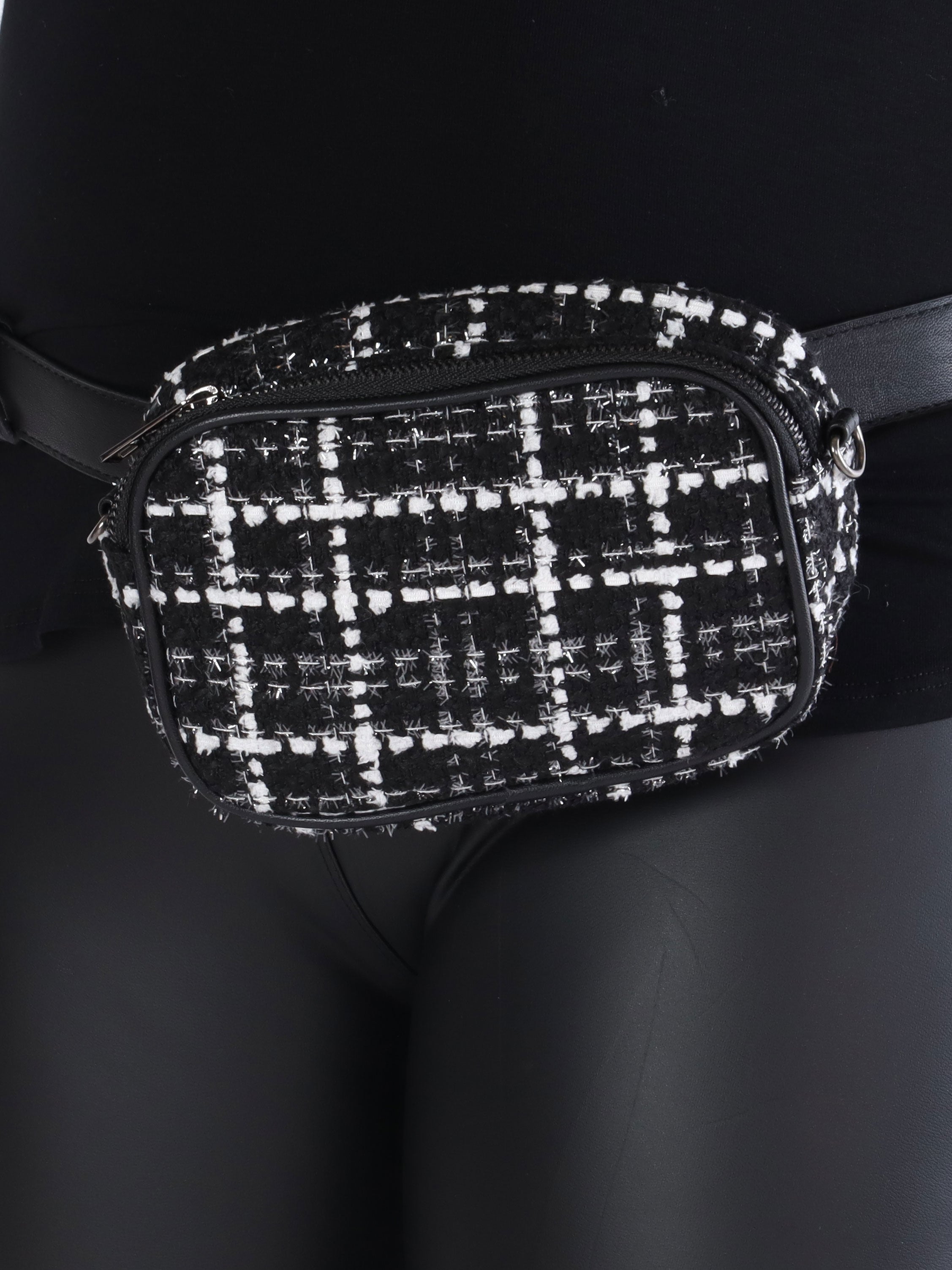 Moniqe - Sort og hvid firkantet bæltetaske