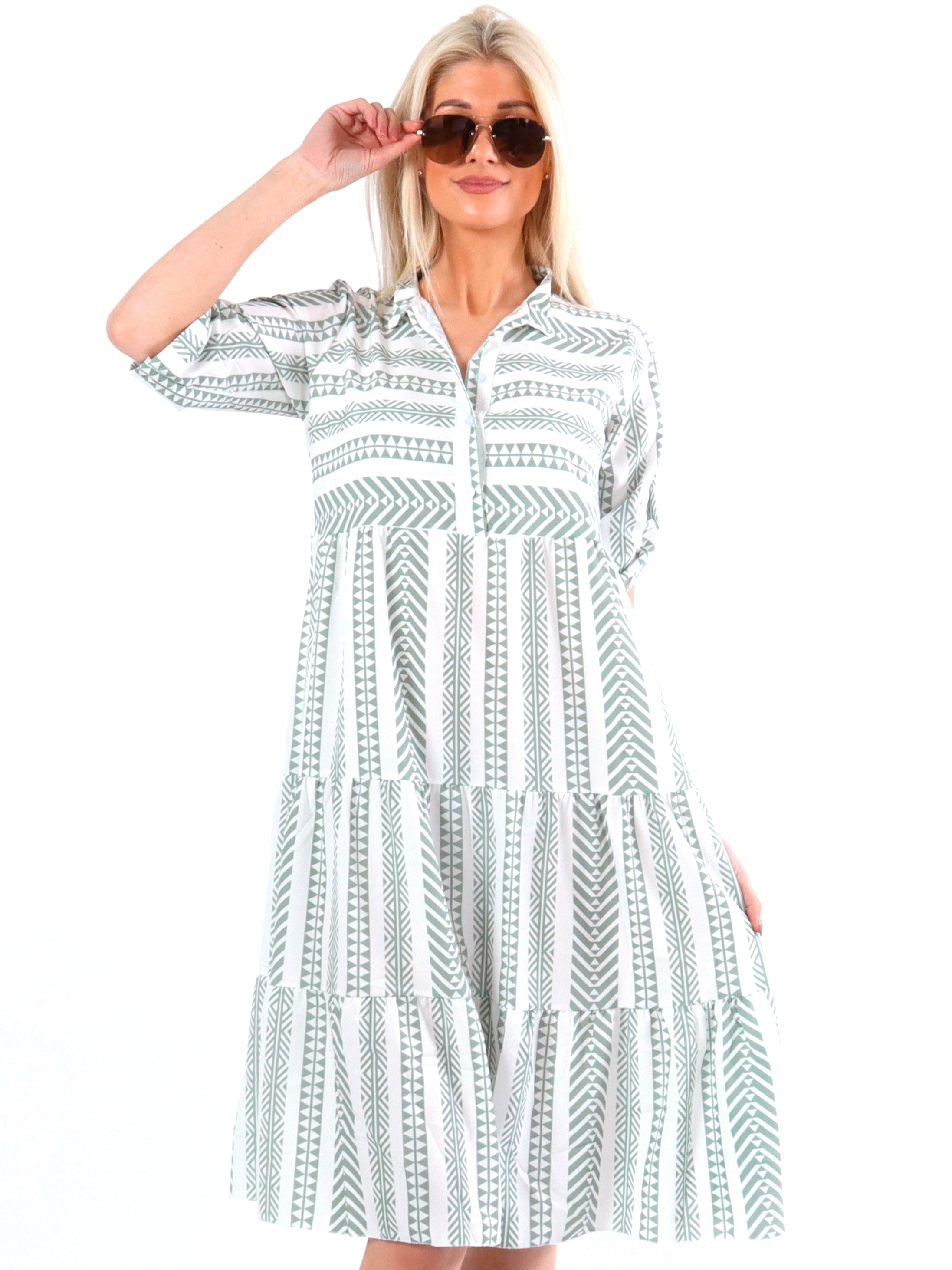 Marcelina - Hvid kjole med mønster og lag på lag look