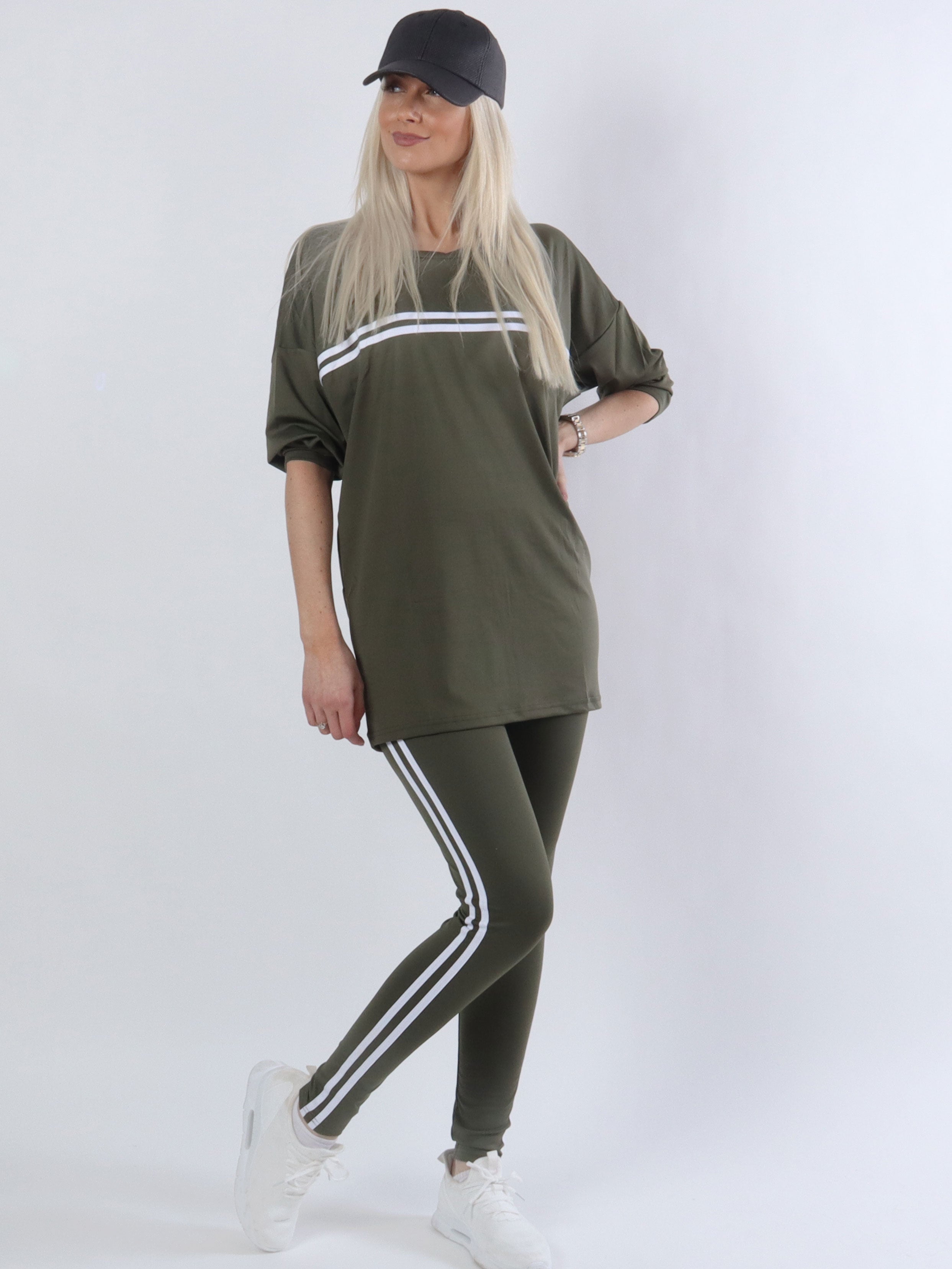 Hilma - Armygrøn joggingsæt i elastisk stof med hvide striber