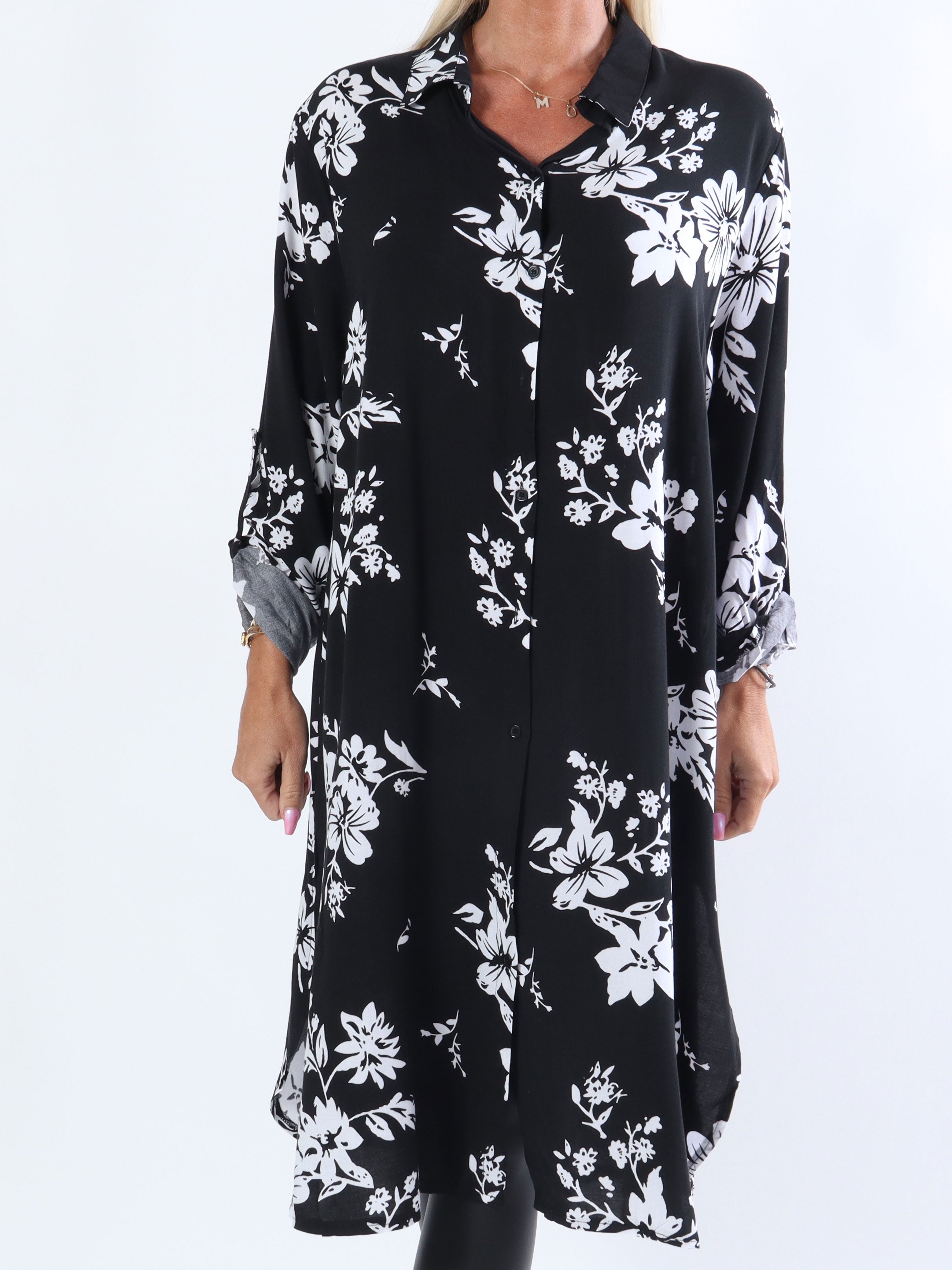 Marielle - Sort lang skjortekjole med hvide blomster