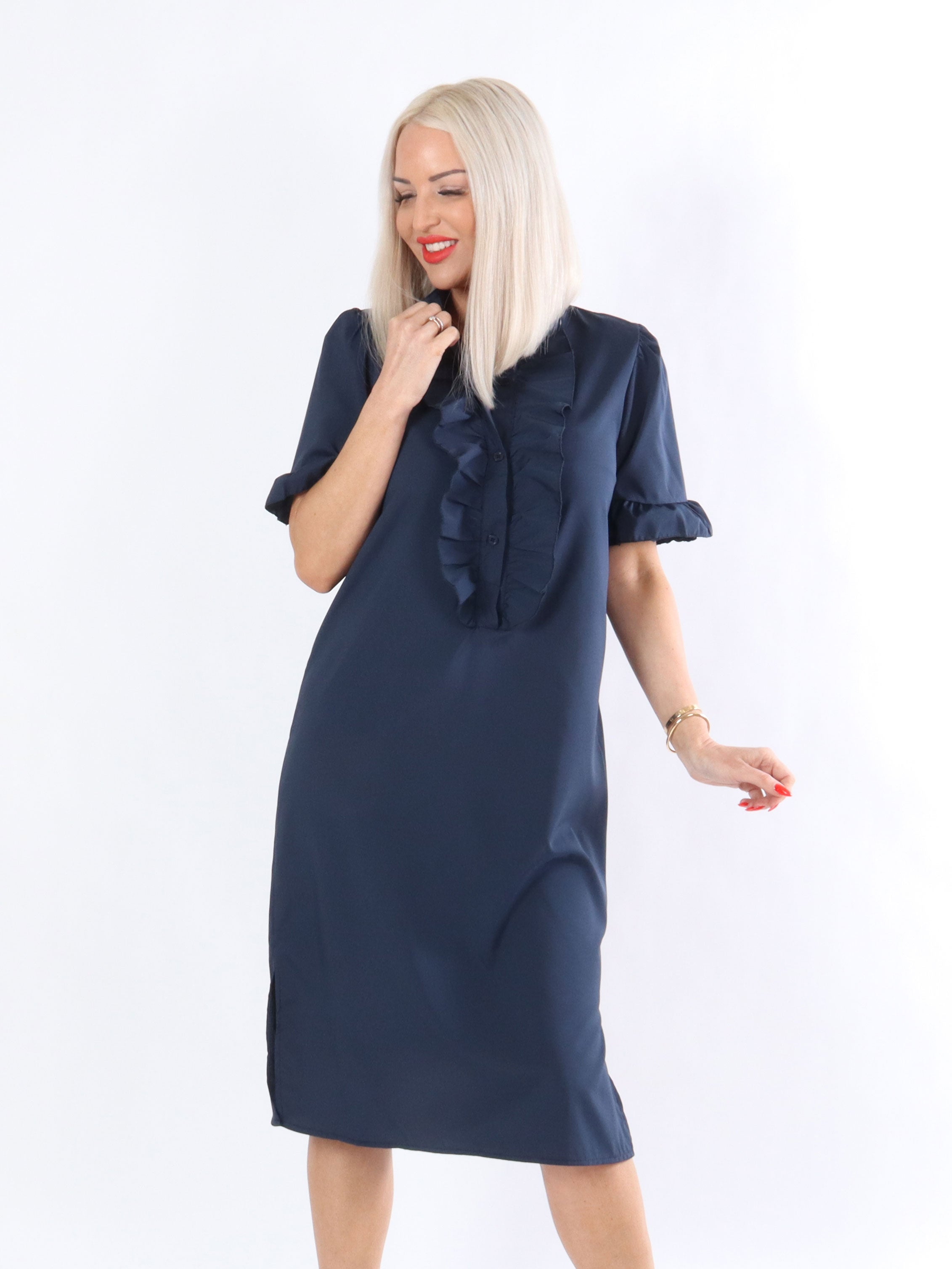 Sigga - Kjole med flæser og pufærmer