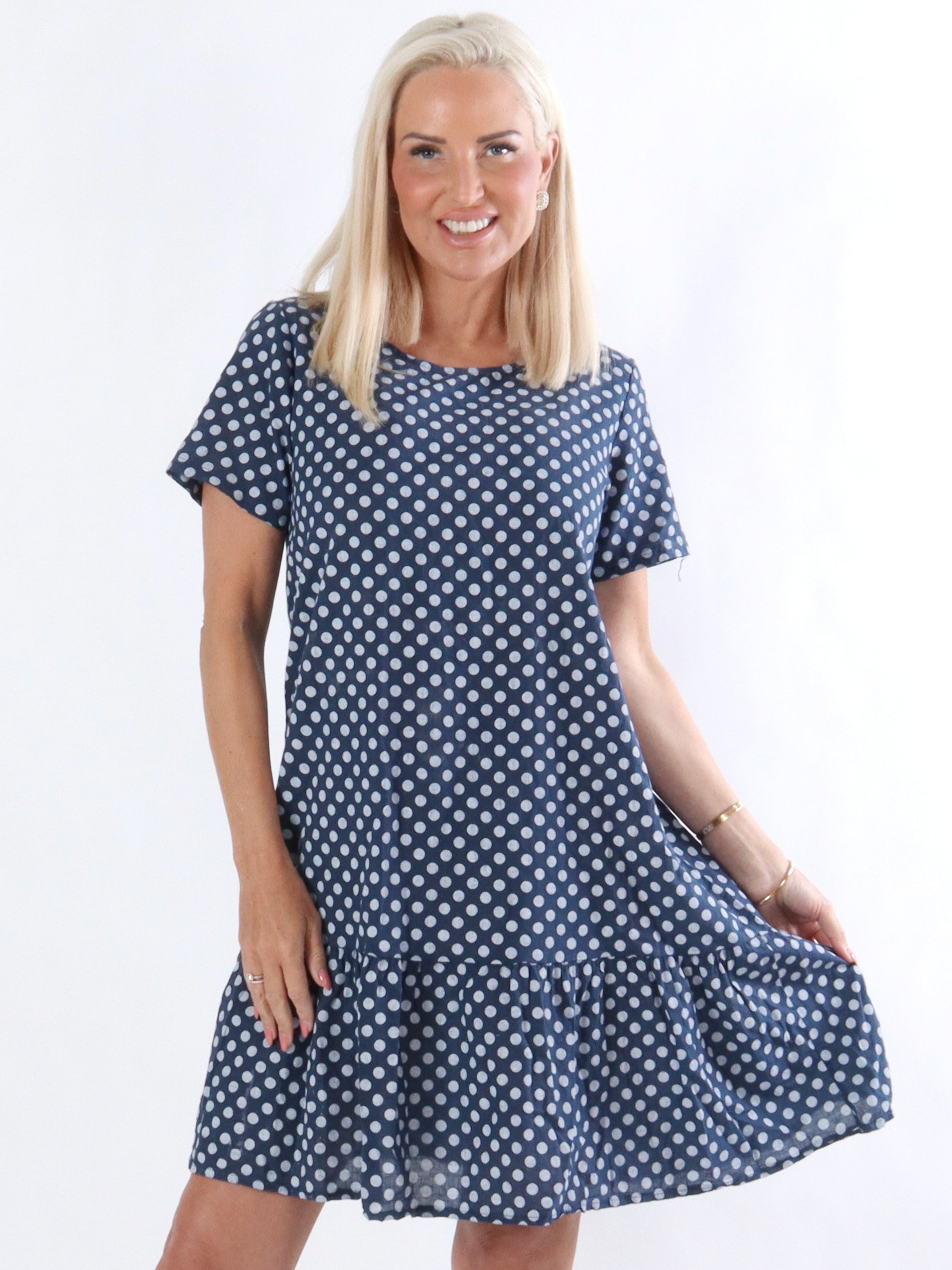 Josy - Kjole med hvide prikker og løs pasform