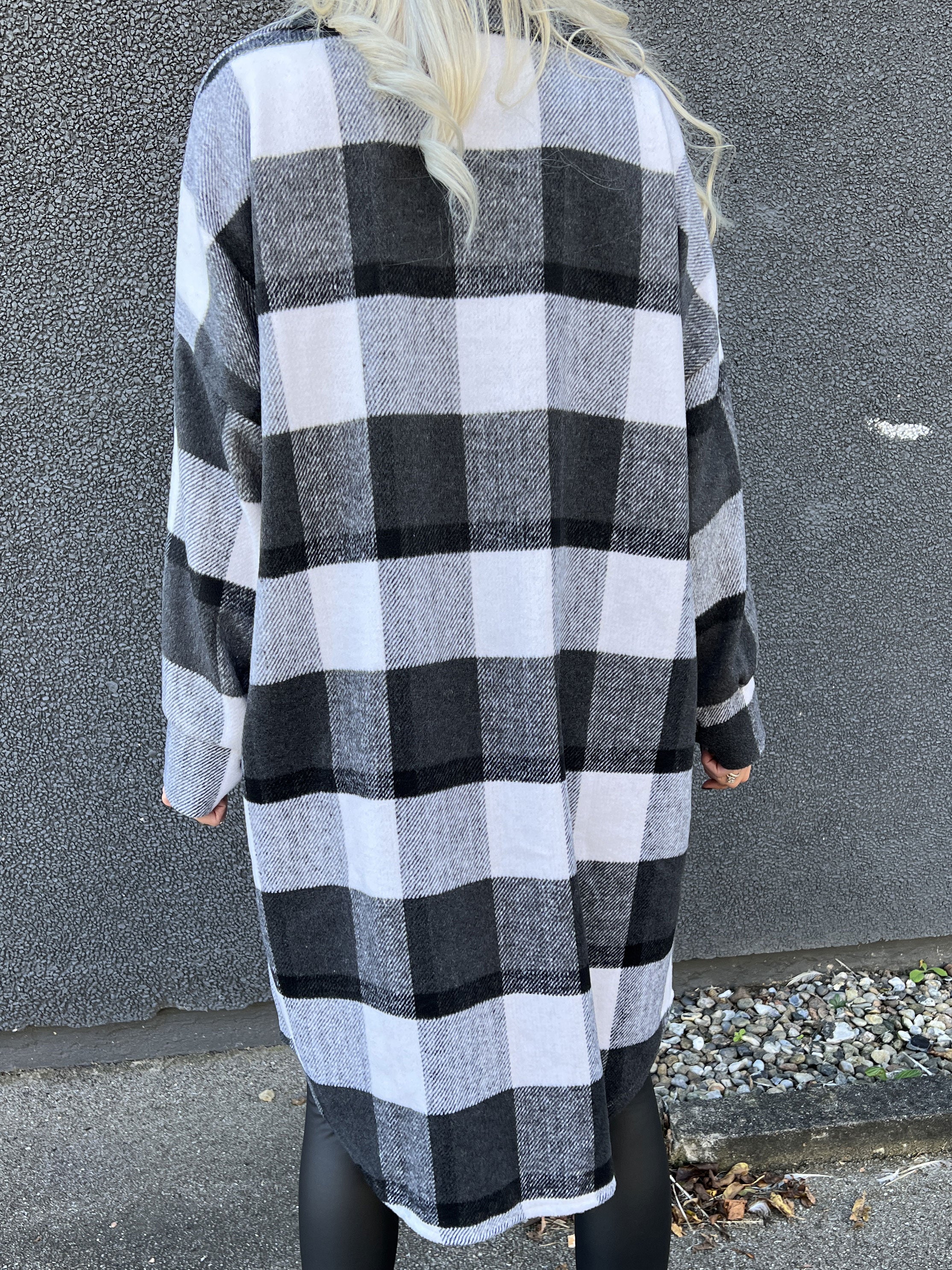 Natalia - Lang ternet jakke med knapper