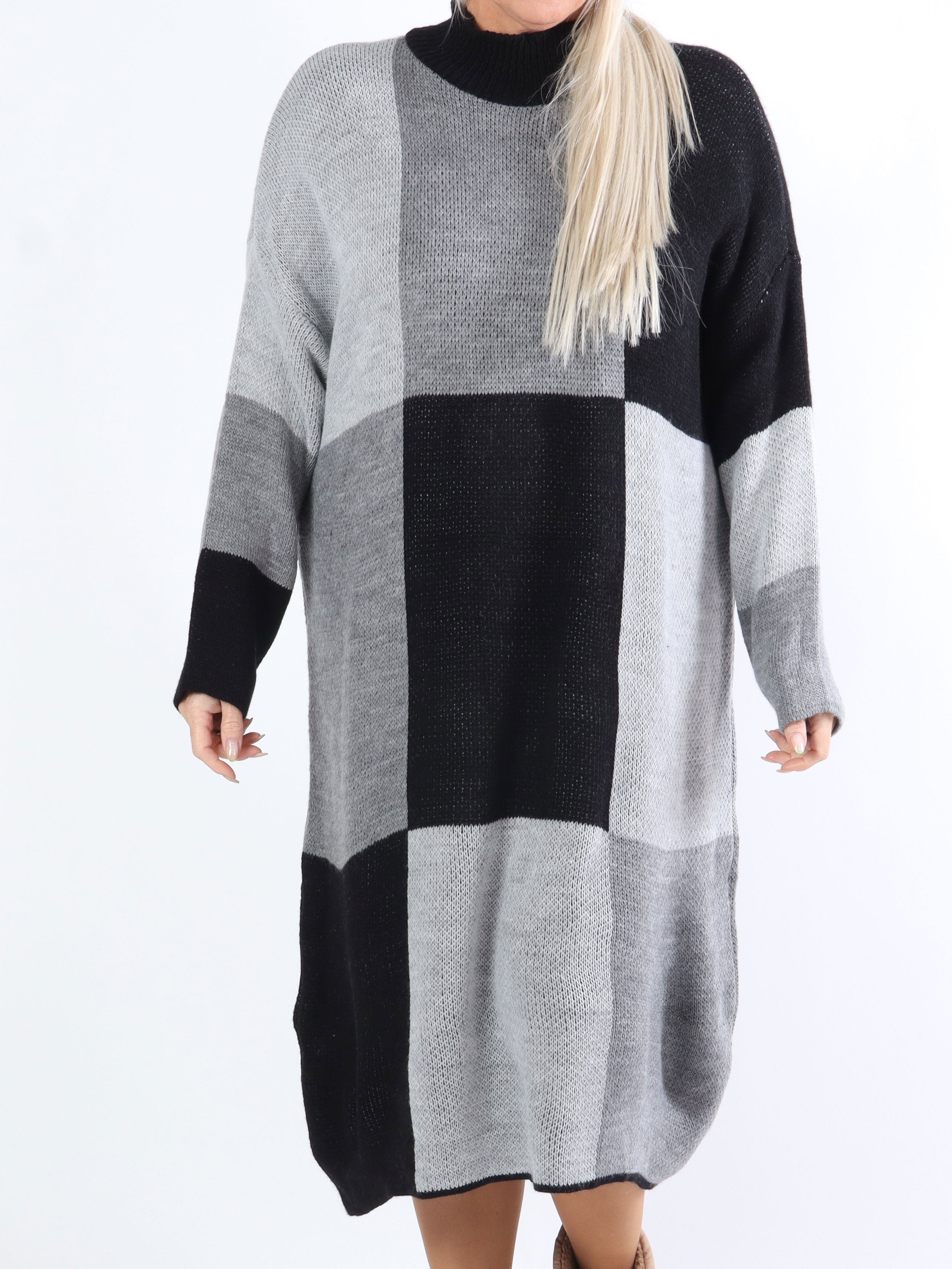 Malika - Ternet plus size strikkjole med turtleneck