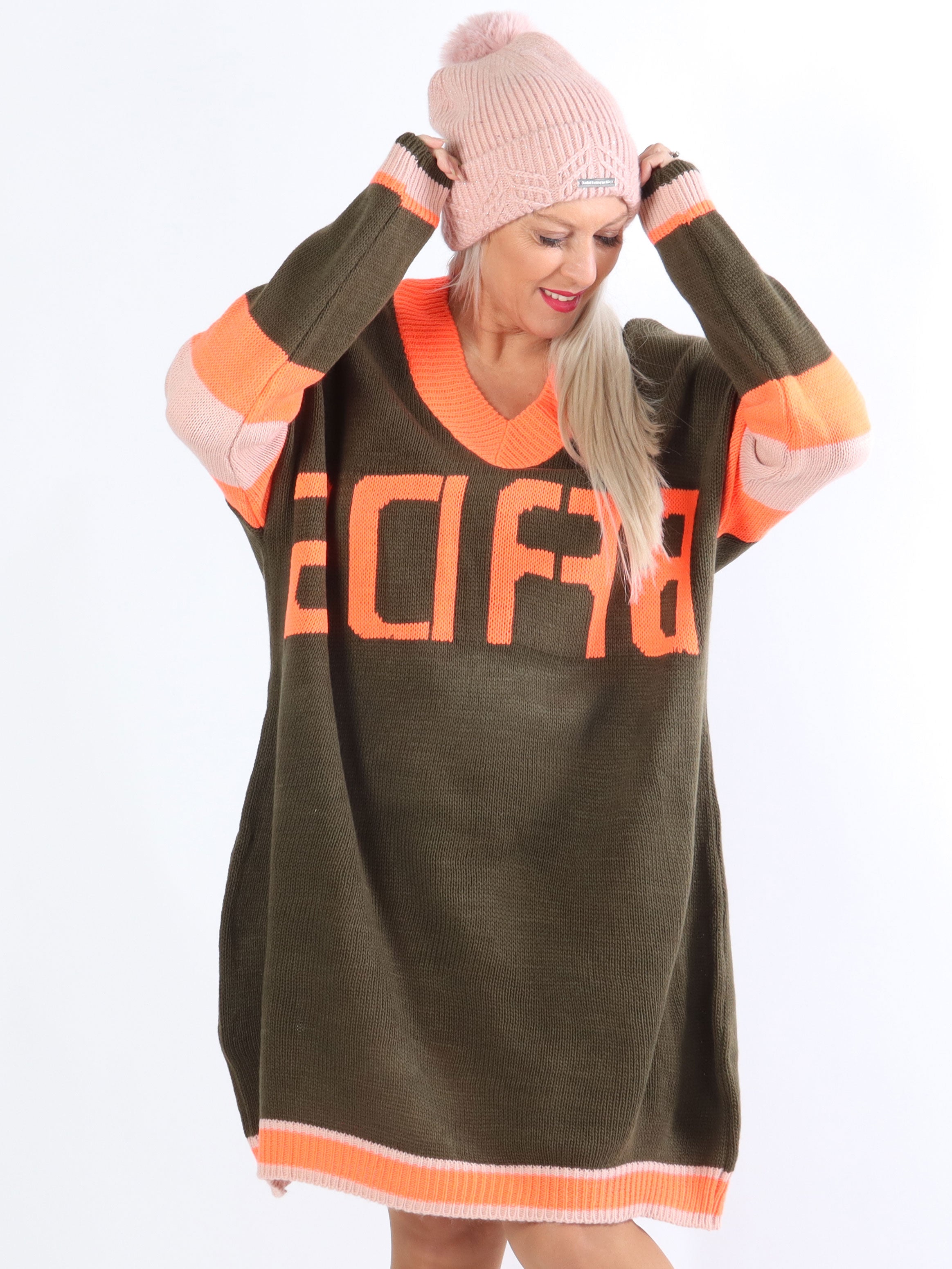 Elvira - Flerfarvet plus size strikkjole med skrift