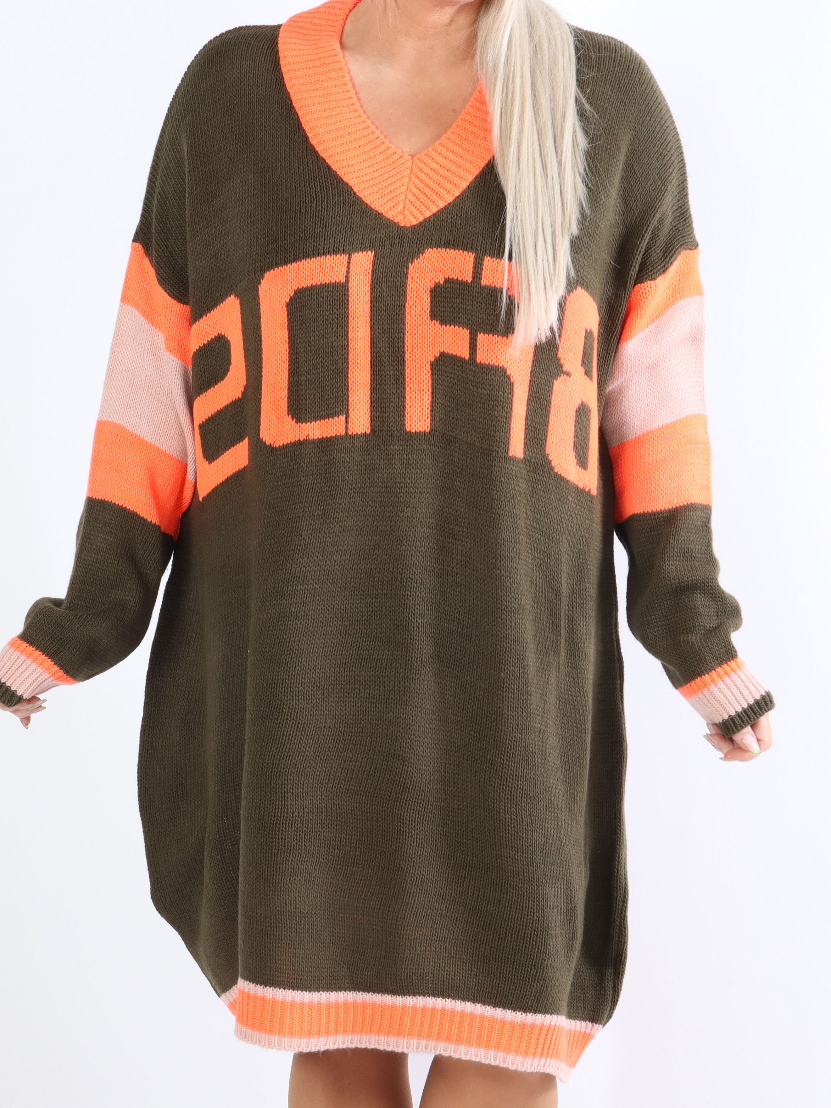 Elvira - Flerfarvet plus size strikkjole med skrift