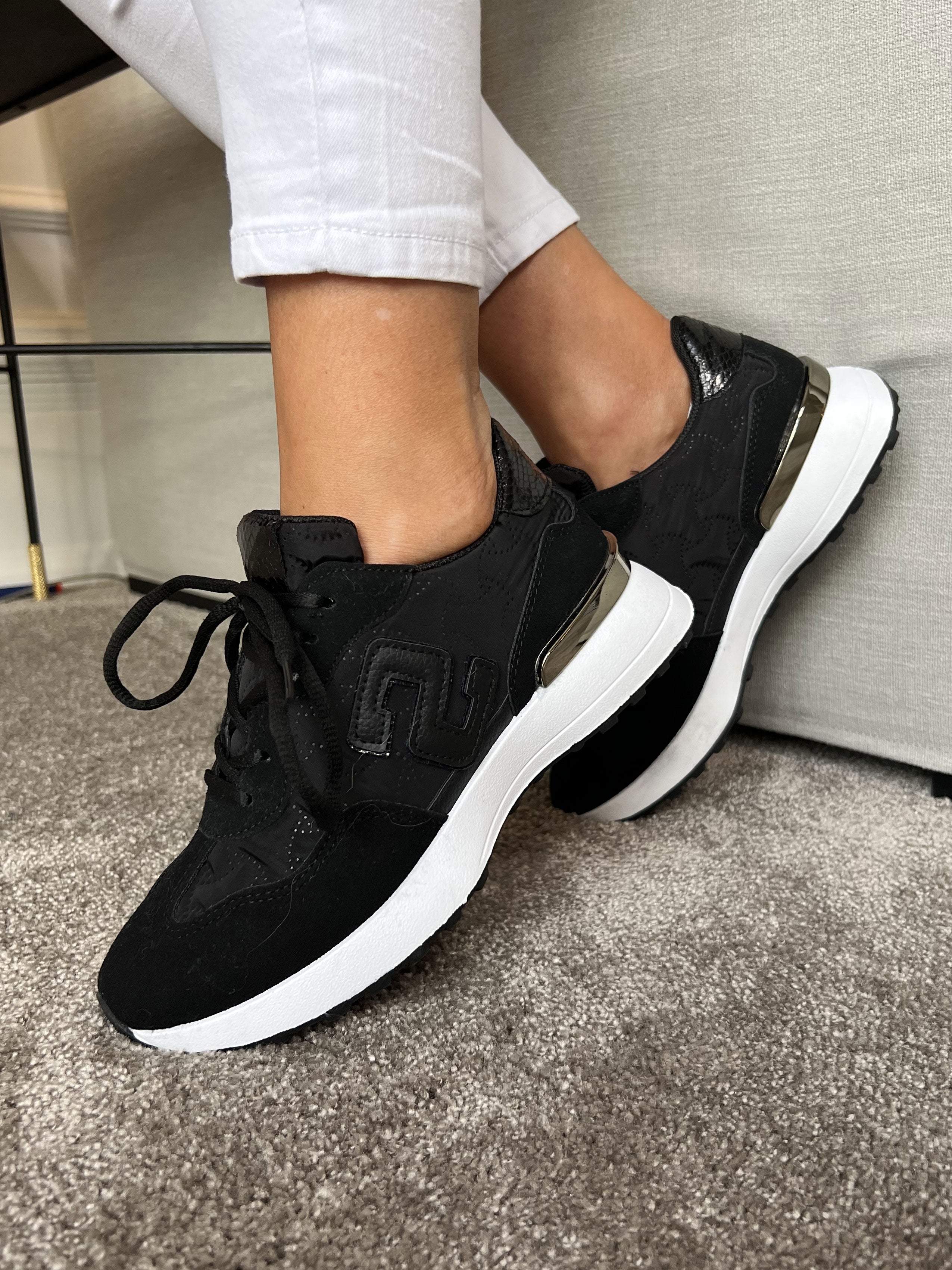 Line - Sneakers med slangeprints detaljer