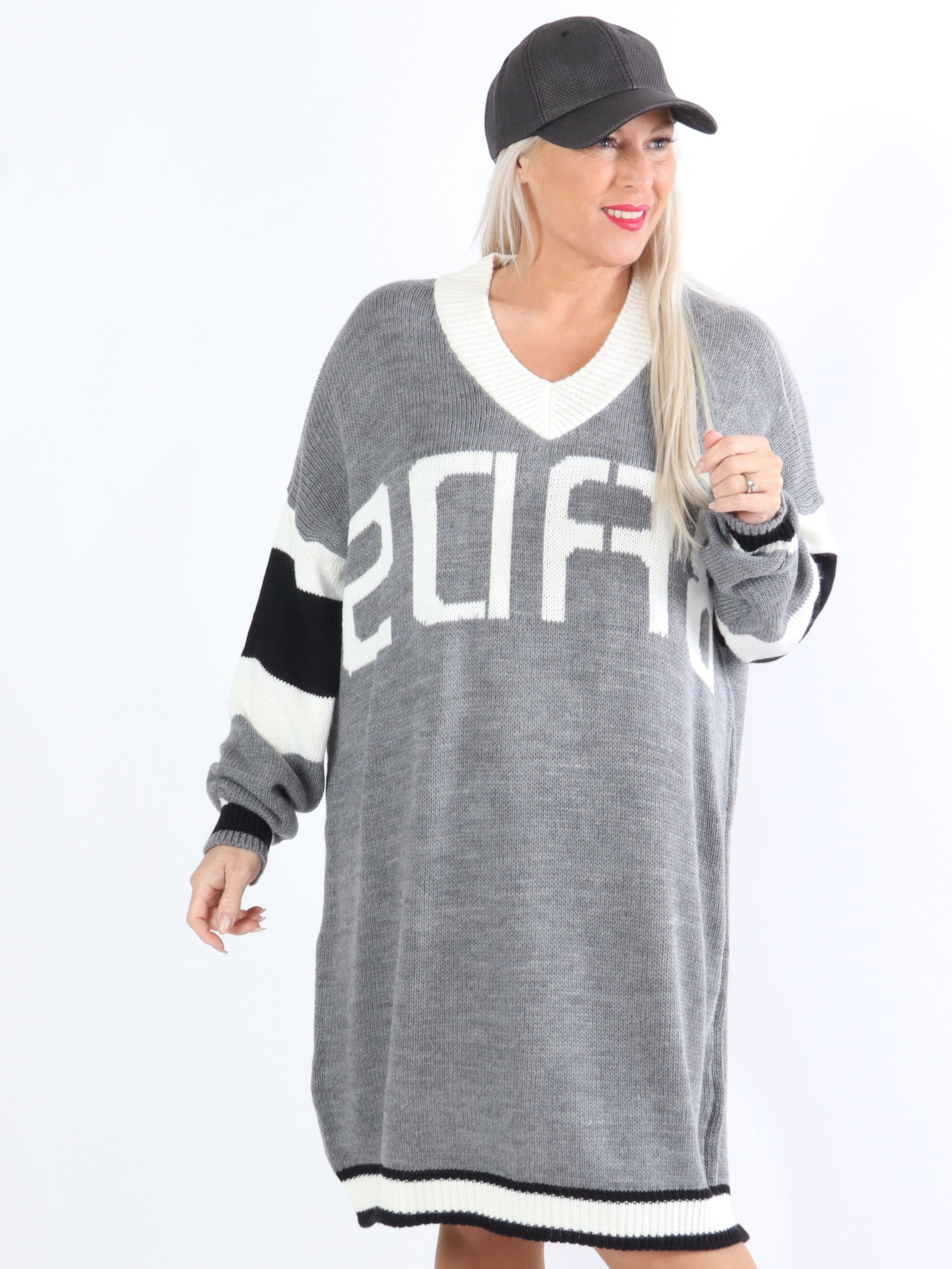 Elvira - Flerfarvet plus size strikkjole med skrift