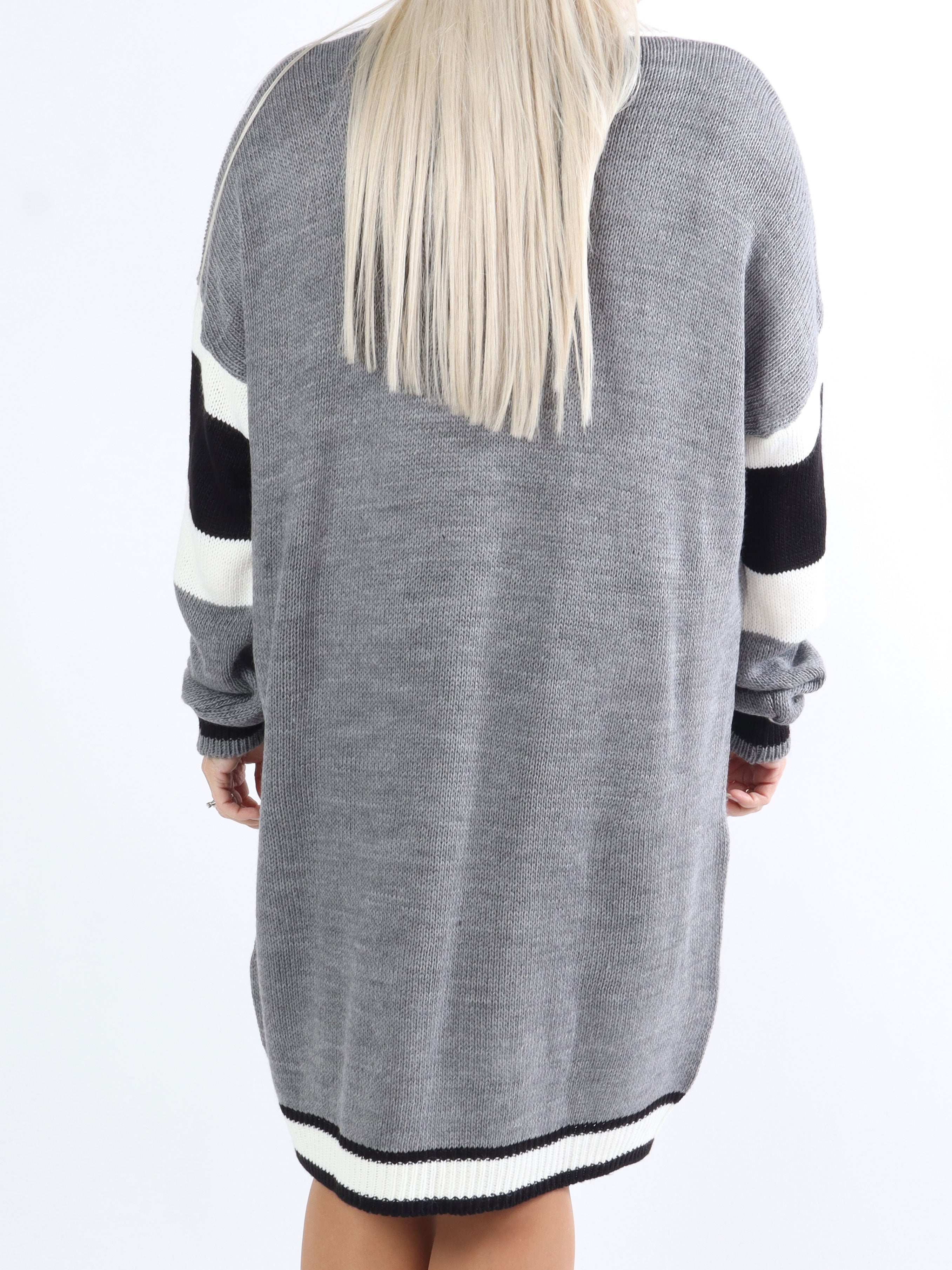 Elvira - Flerfarvet plus size strikkjole med skrift