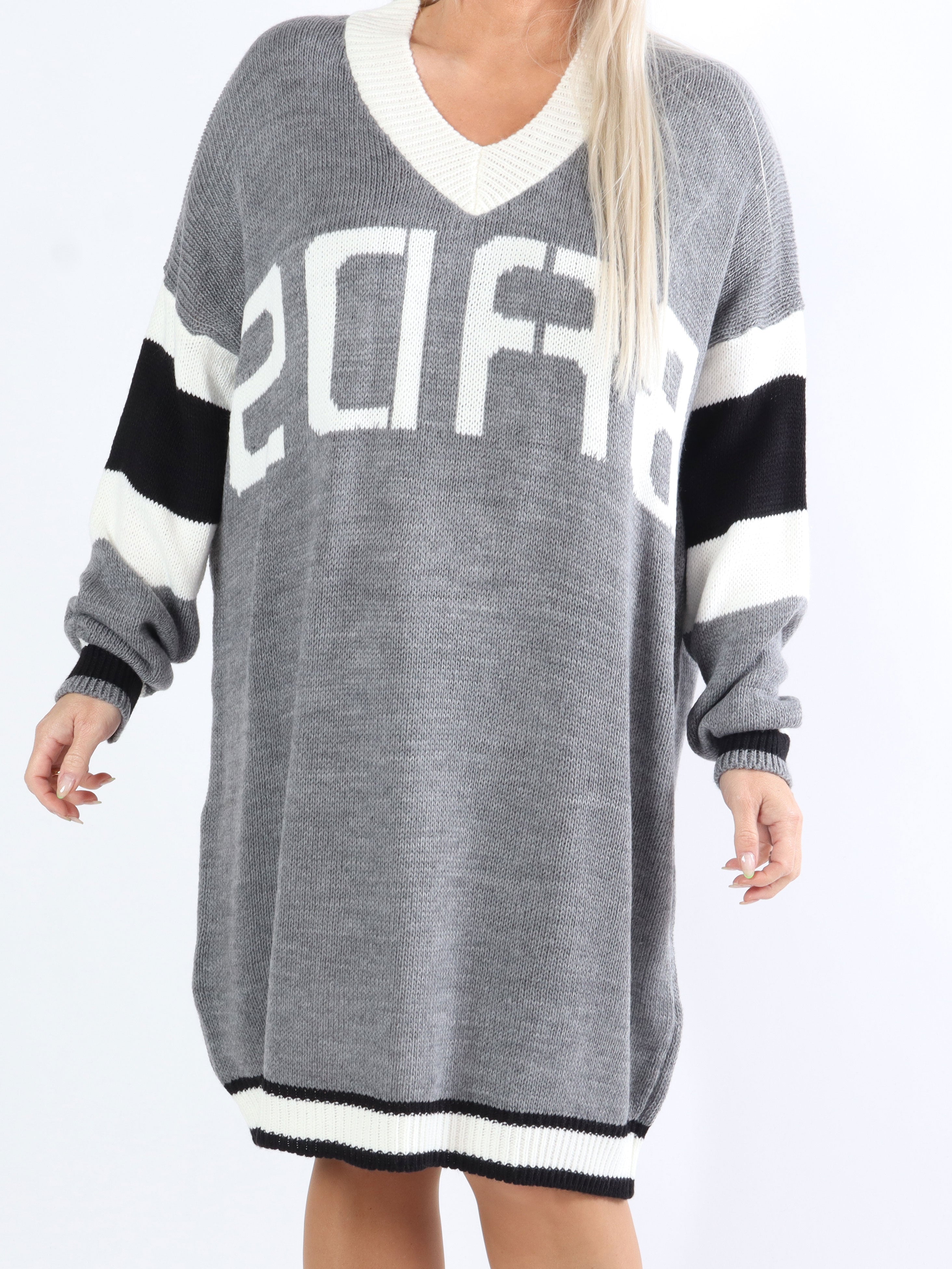 Elvira - Flerfarvet plus size strikkjole med skrift