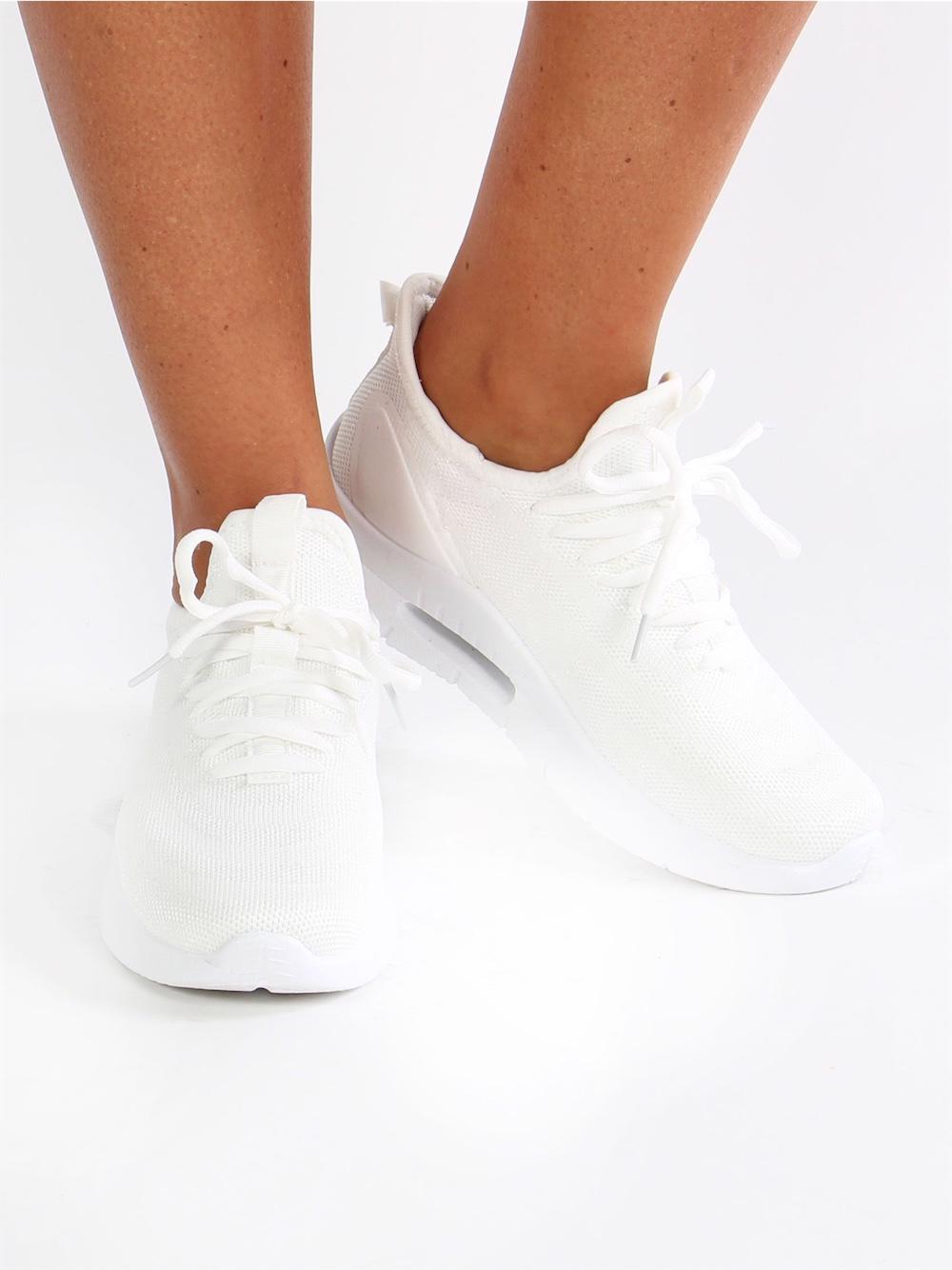 Sindy - Sorte sneakers med snørebånd og sort sål