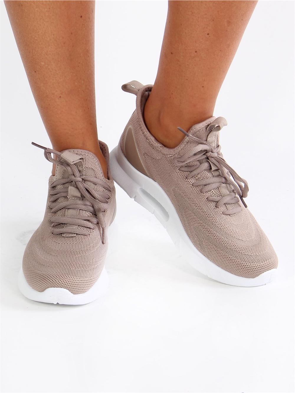 Sindy - Sorte sneakers med snørebånd og sort sål