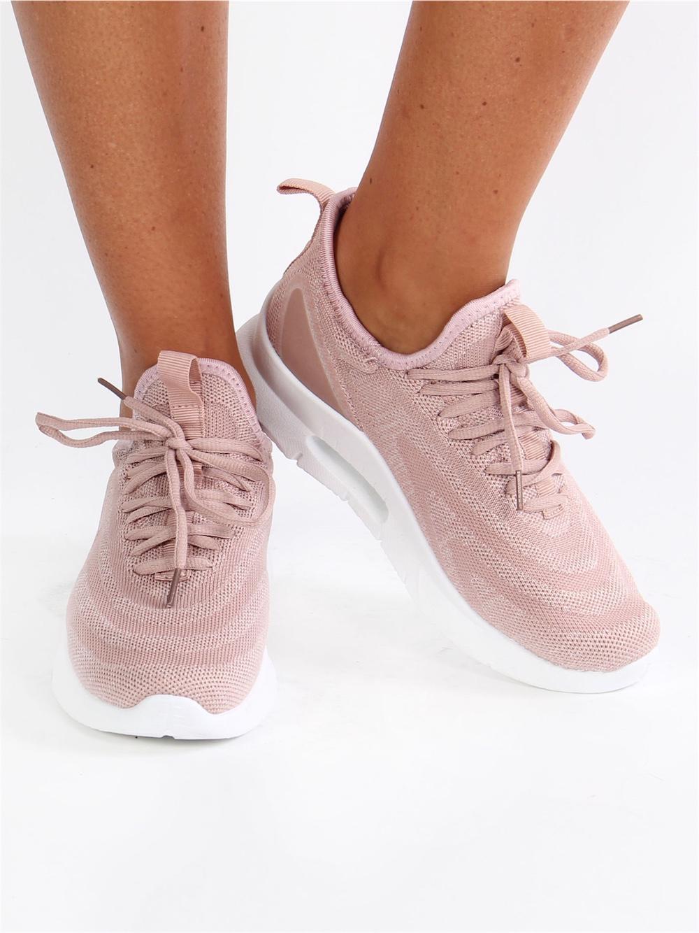 Sindy - Sorte sneakers med snørebånd og sort sål