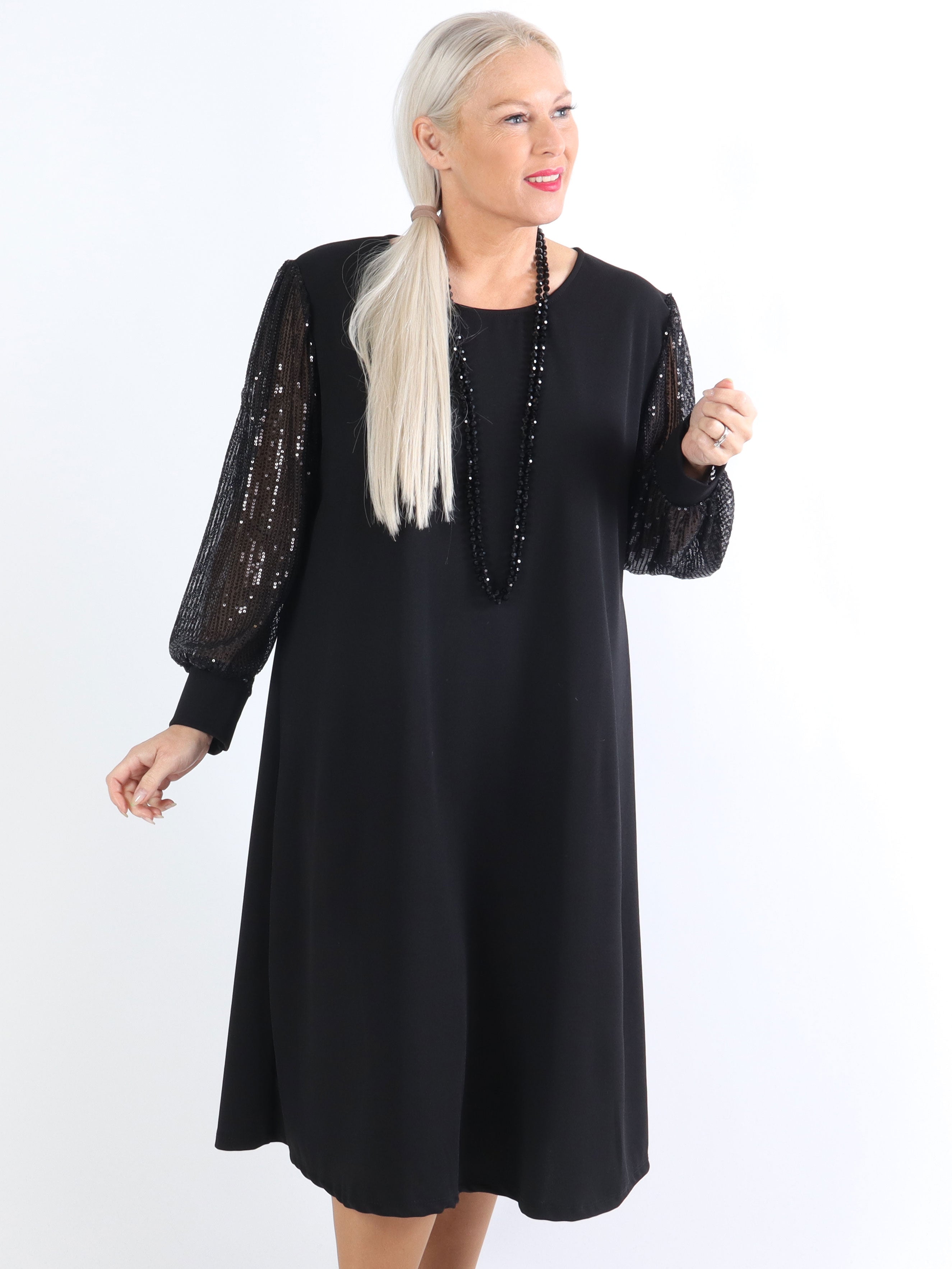 Djamila - Plus size kjole med paillet ærmer