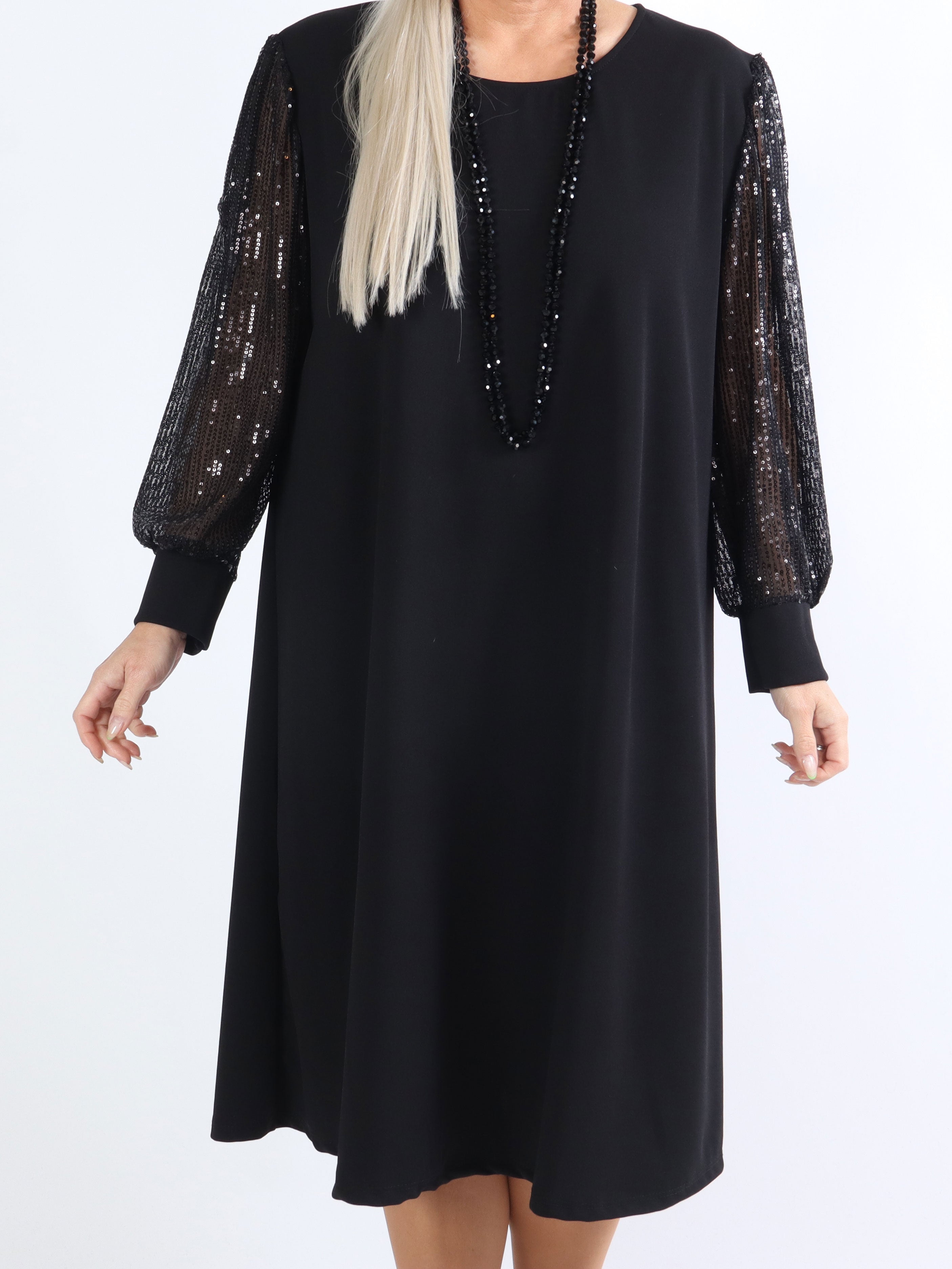 Djamila - Plus size kjole med paillet ærmer