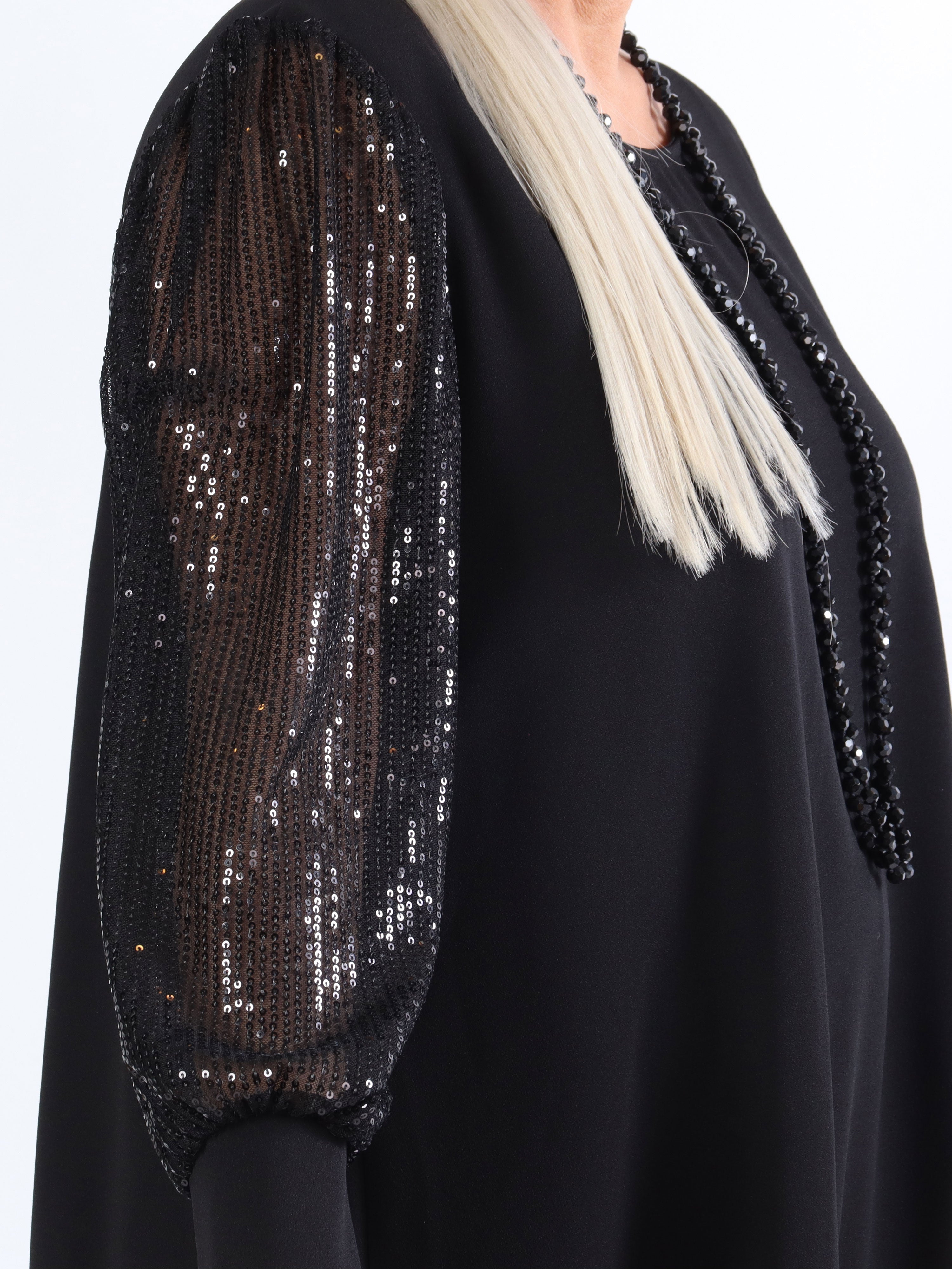 Djamila - Plus size kjole med paillet ærmer