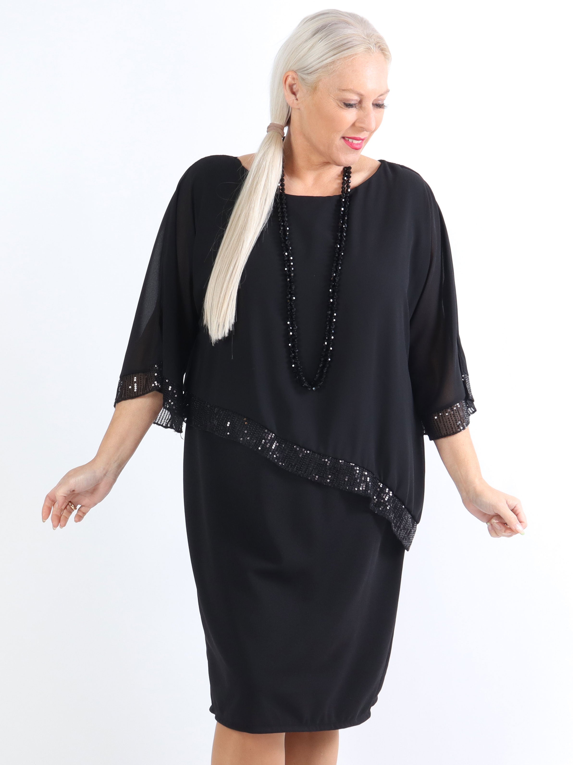 Amna - Plus size kjole i elegant look med pailletkant