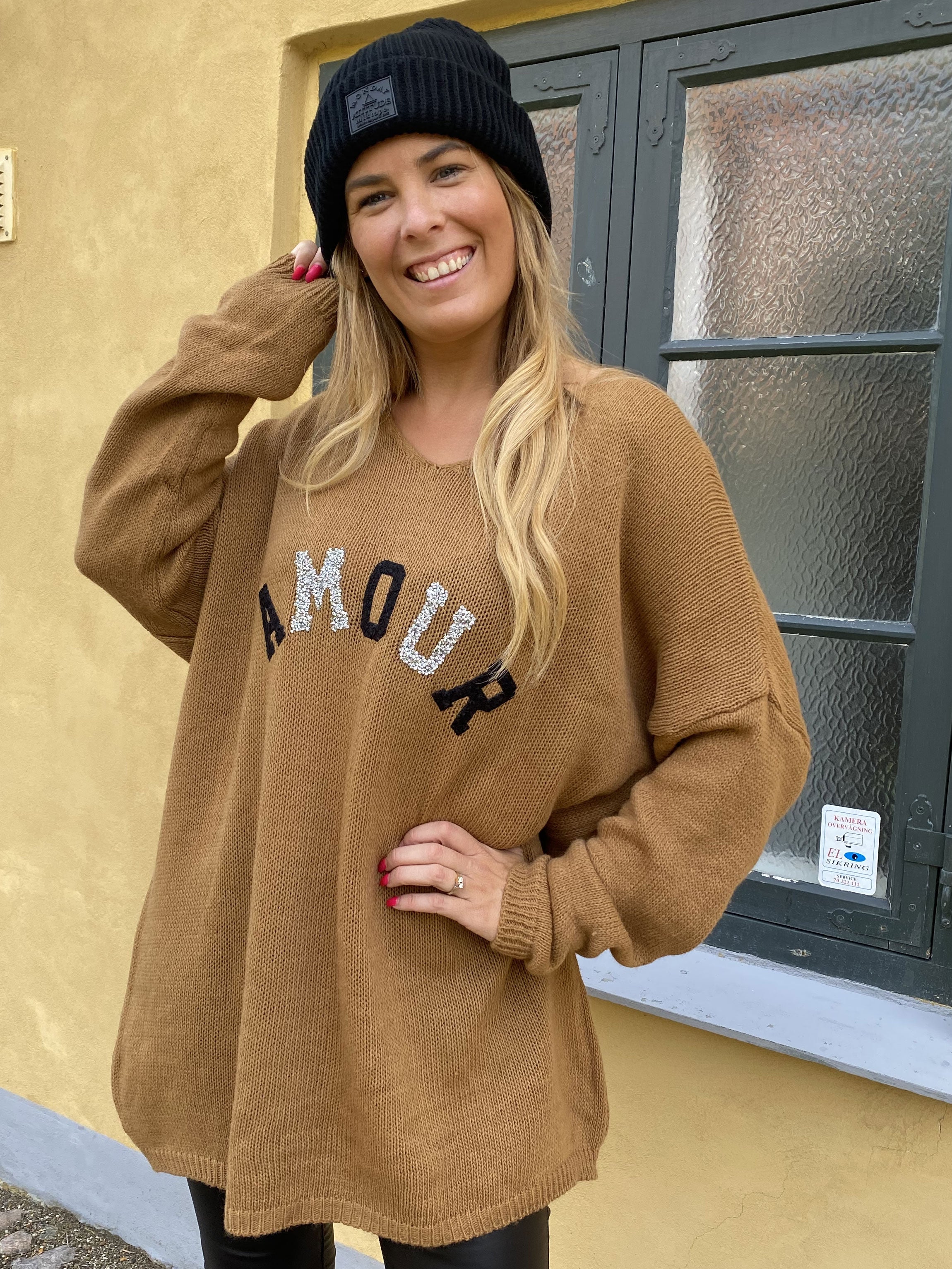 Ninna - Strikbluse med amour stående foran