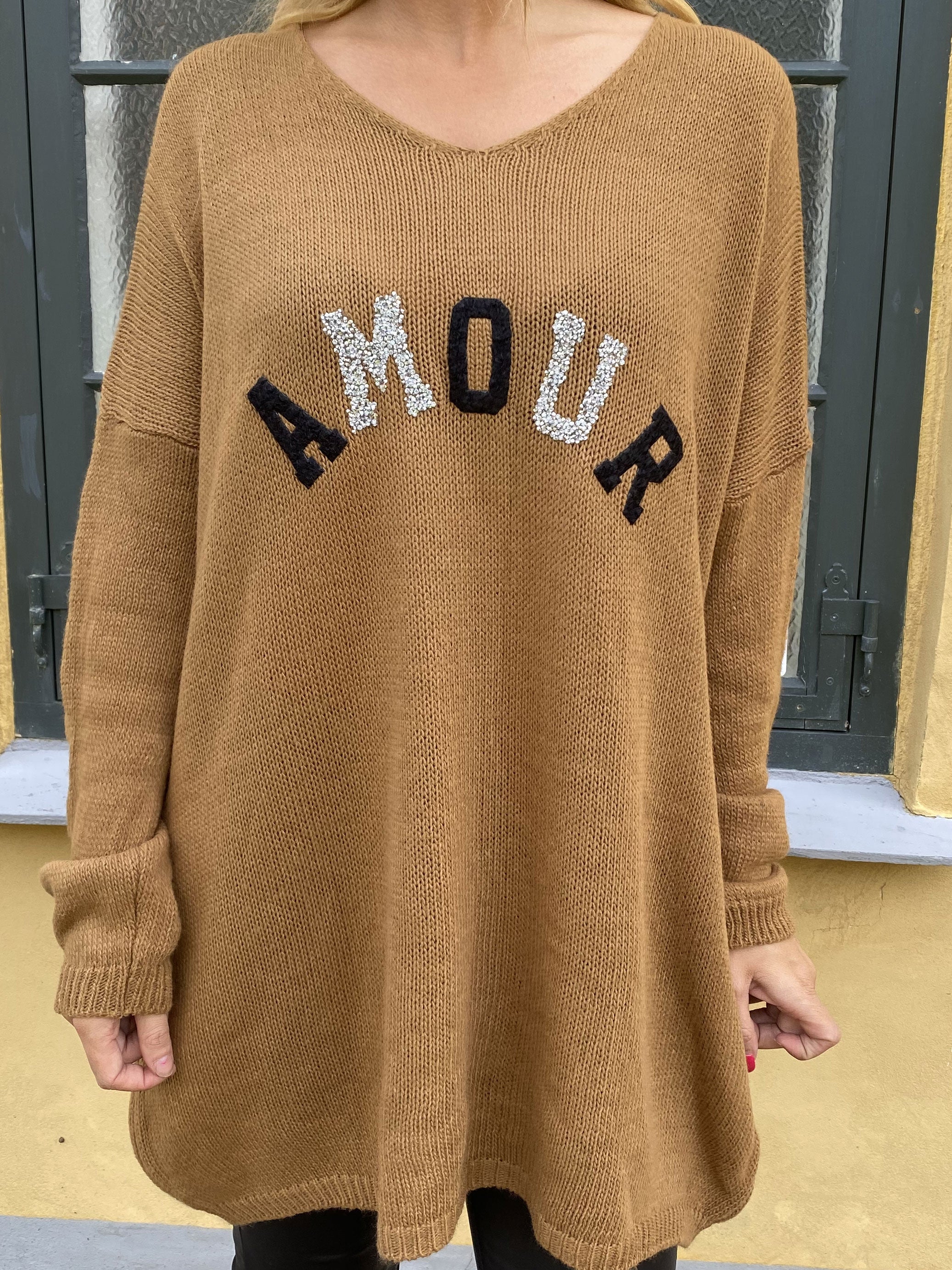 Ninna - Strikbluse med amour stående foran