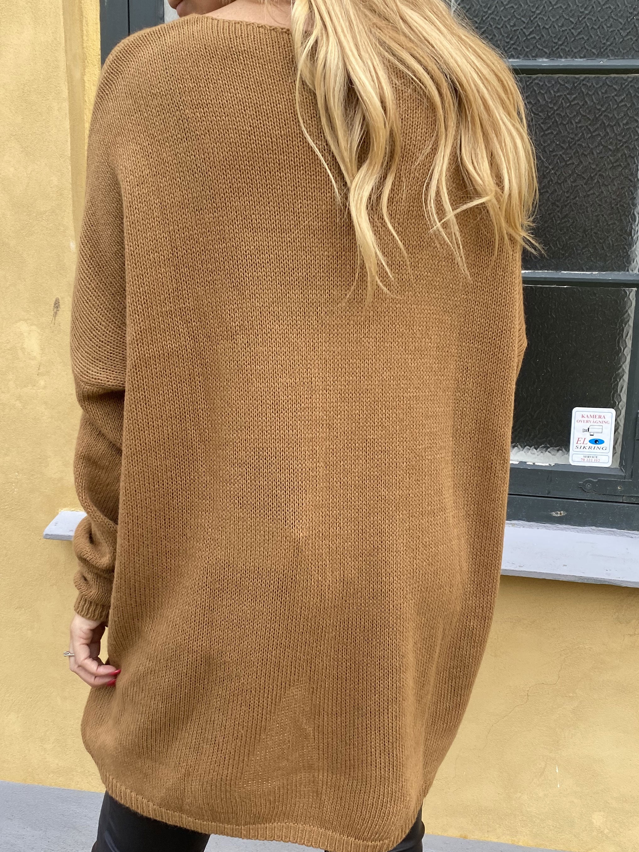 Ninna - Strikbluse med amour stående foran