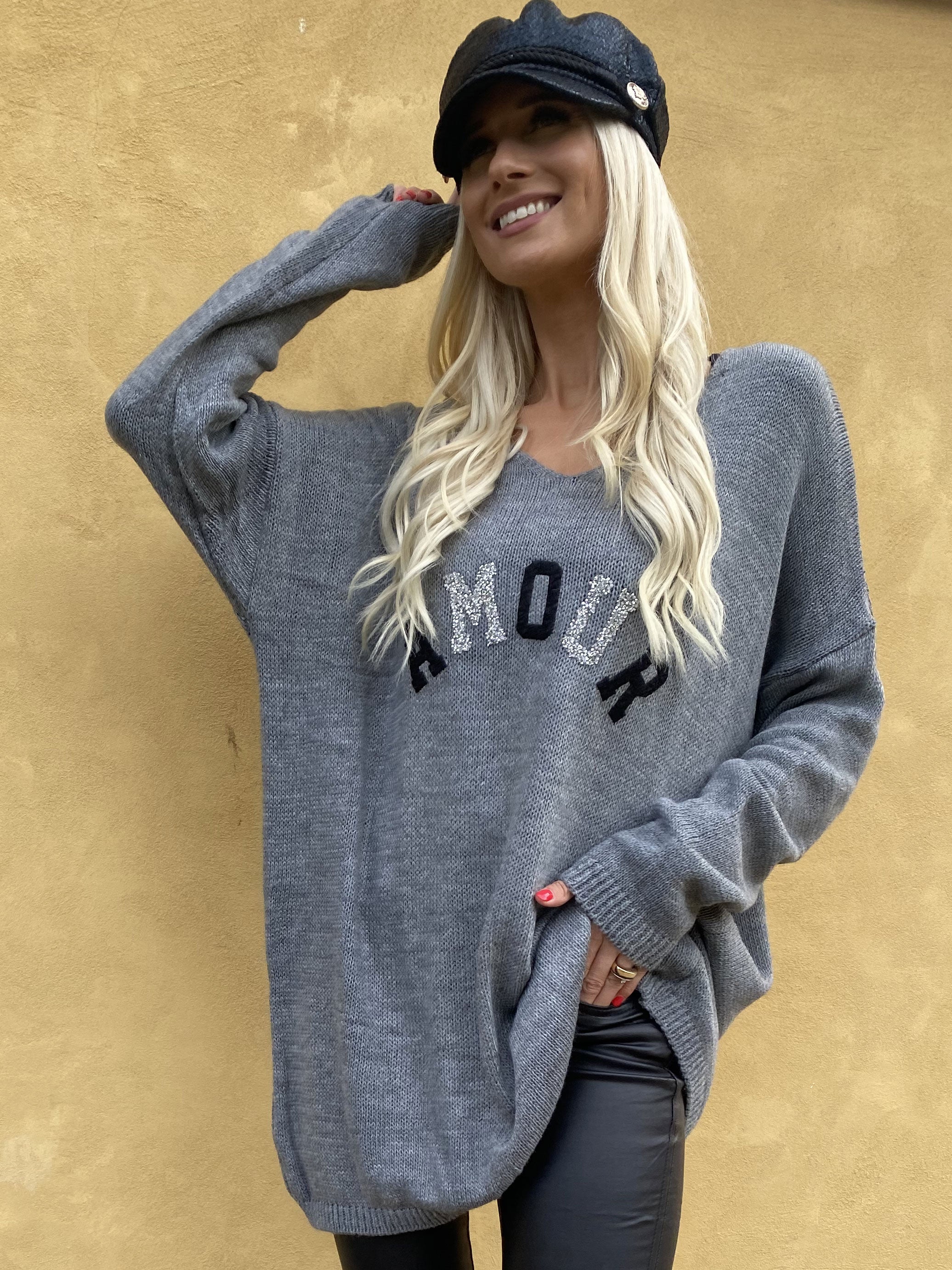 Ninna - Strikbluse med amour stående foran