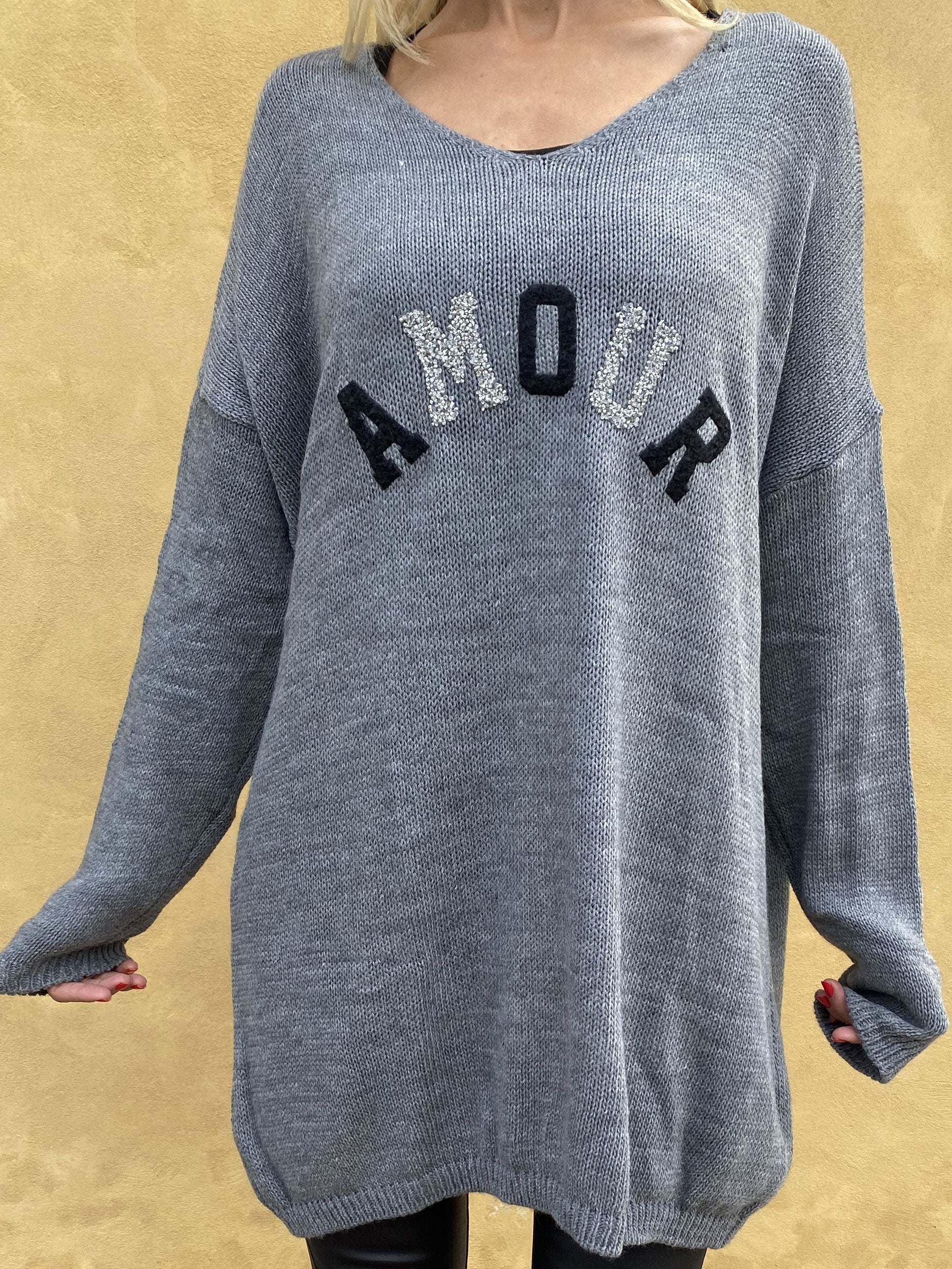 Ninna - Strikbluse med amour stående foran