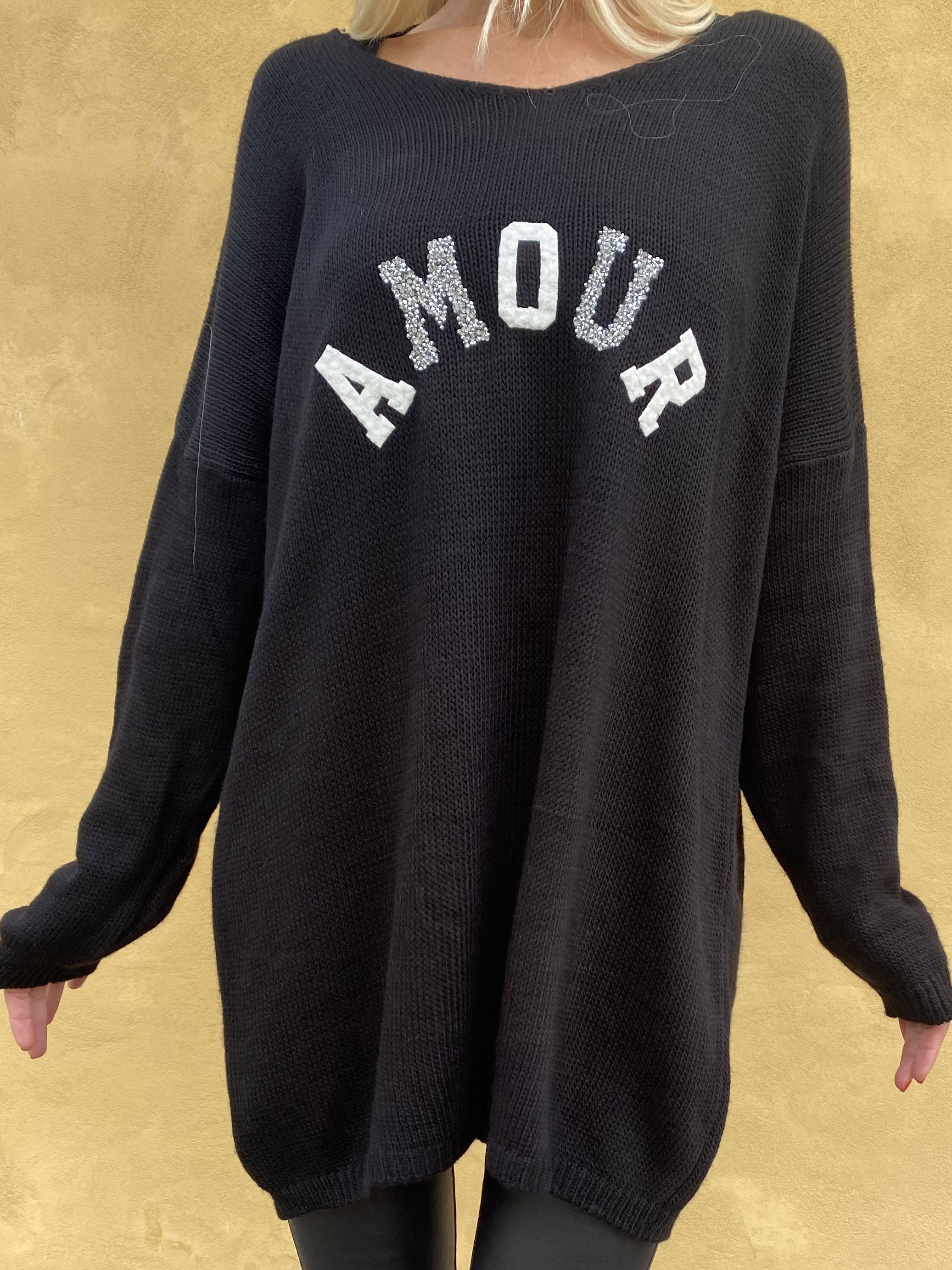 Ninna - Strikbluse med amour stående foran