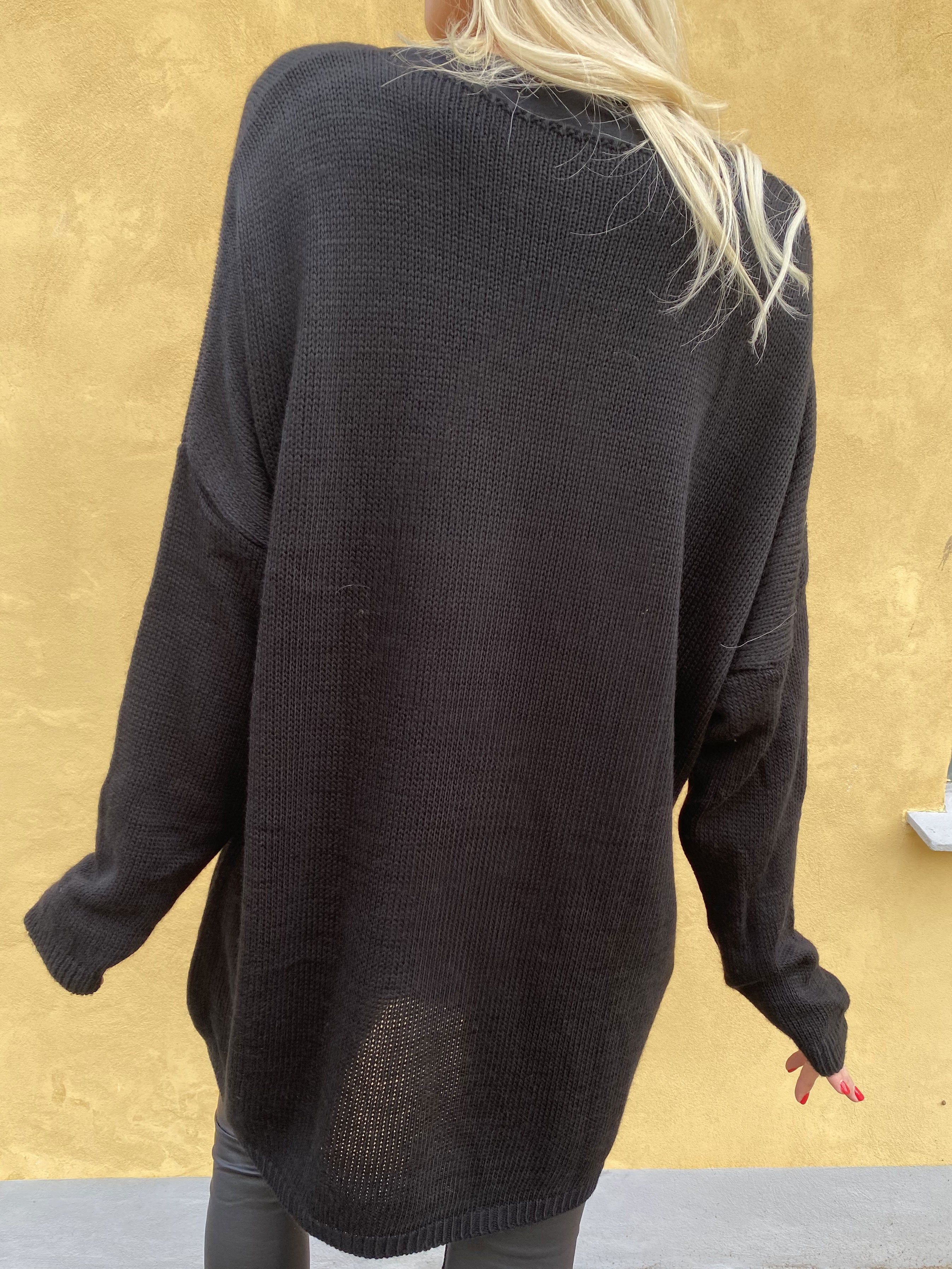 Ninna - Strikbluse med amour stående foran