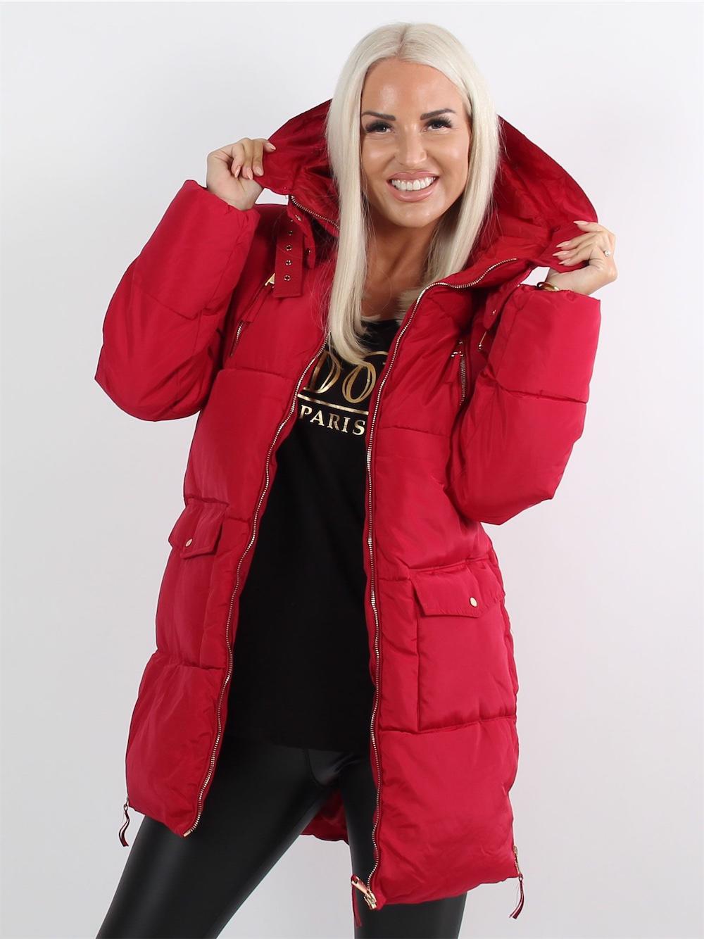 Alma - Kirsebærrød dynejakke med guld lynlåse og hætte