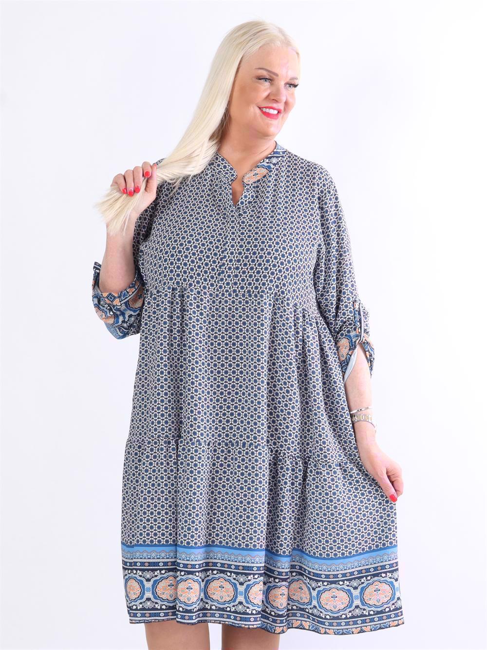 Lana - Mønstret kjole med lag på lag look