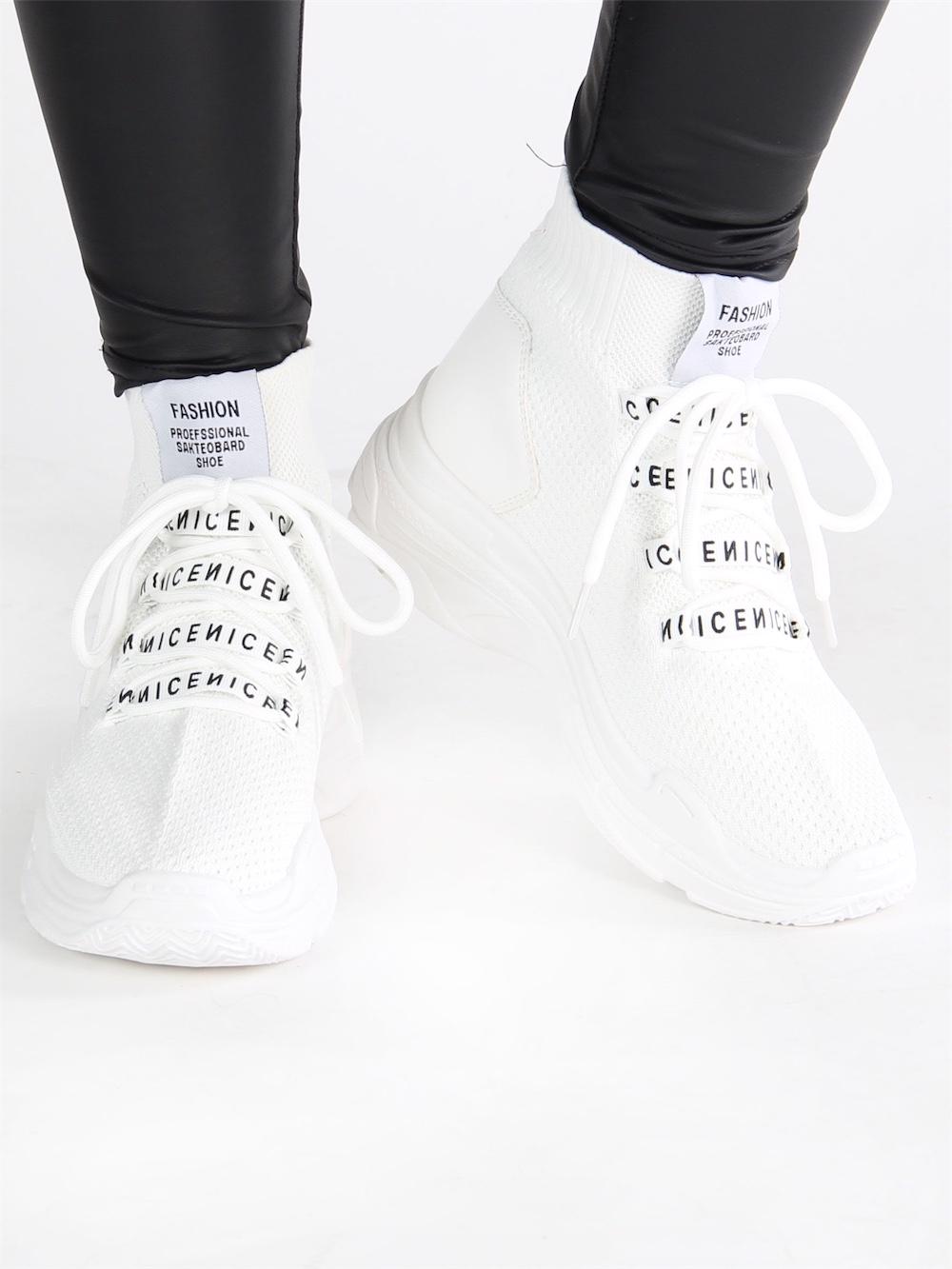 Raissa - Sort sokkesneaker med hvid sål og detaljer ved snørrebånd