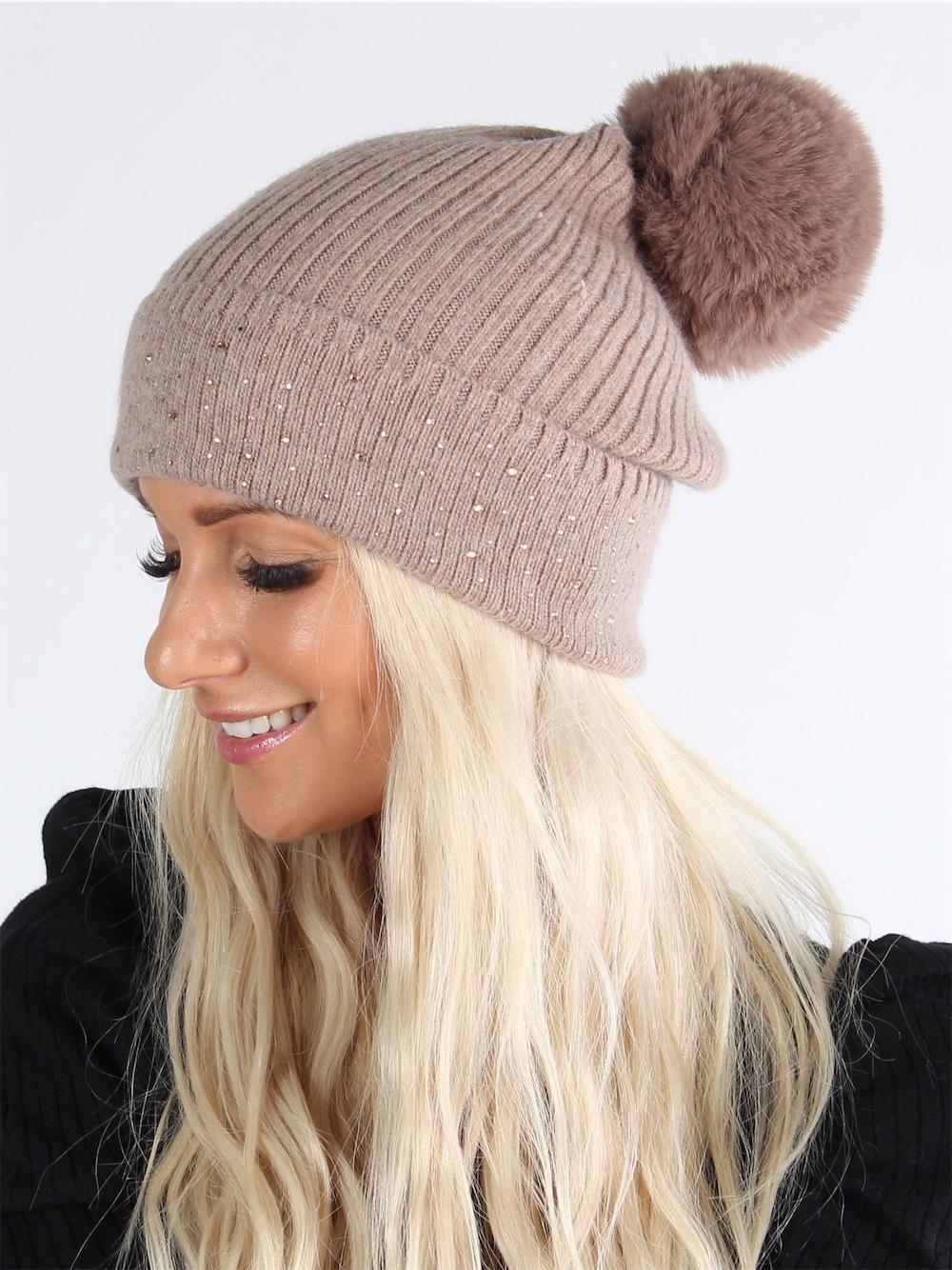 Fahira - Beigefarvet blød strikhue med similisten og faux fur