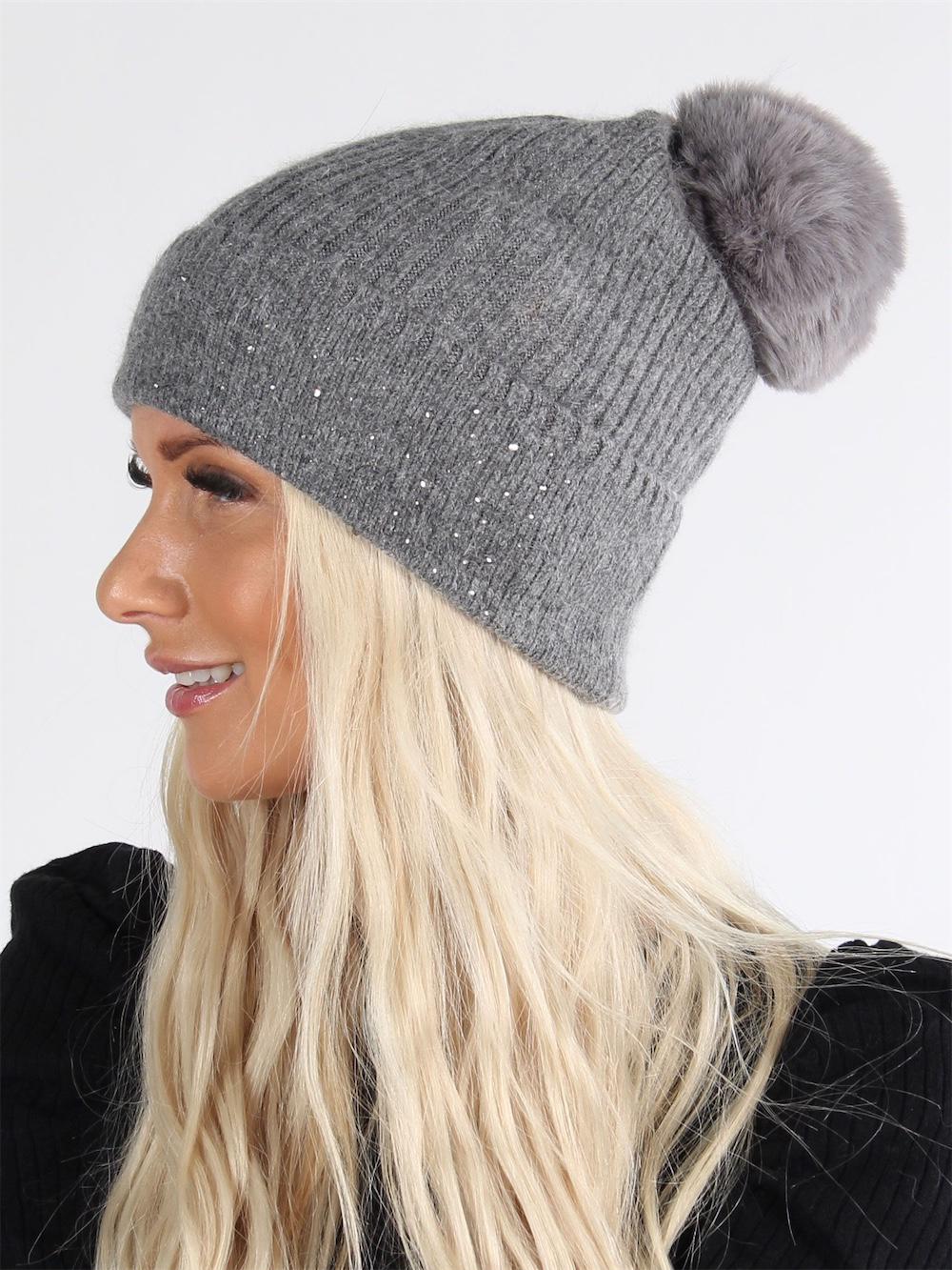 Fahira - Beigefarvet blød strikhue med similisten og faux fur