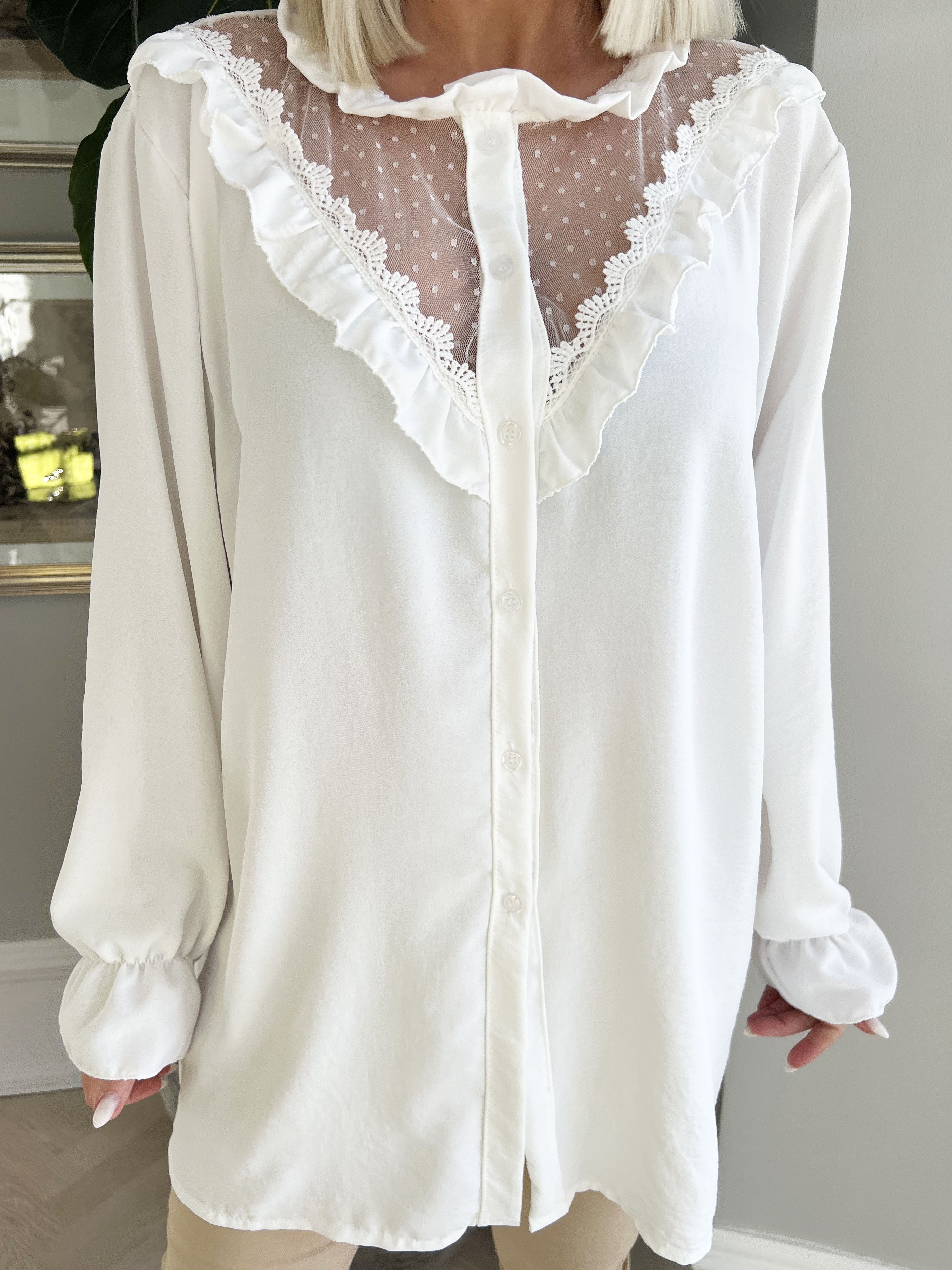 Ilsa - Sød skjorte med blonde og flæsedetaljer