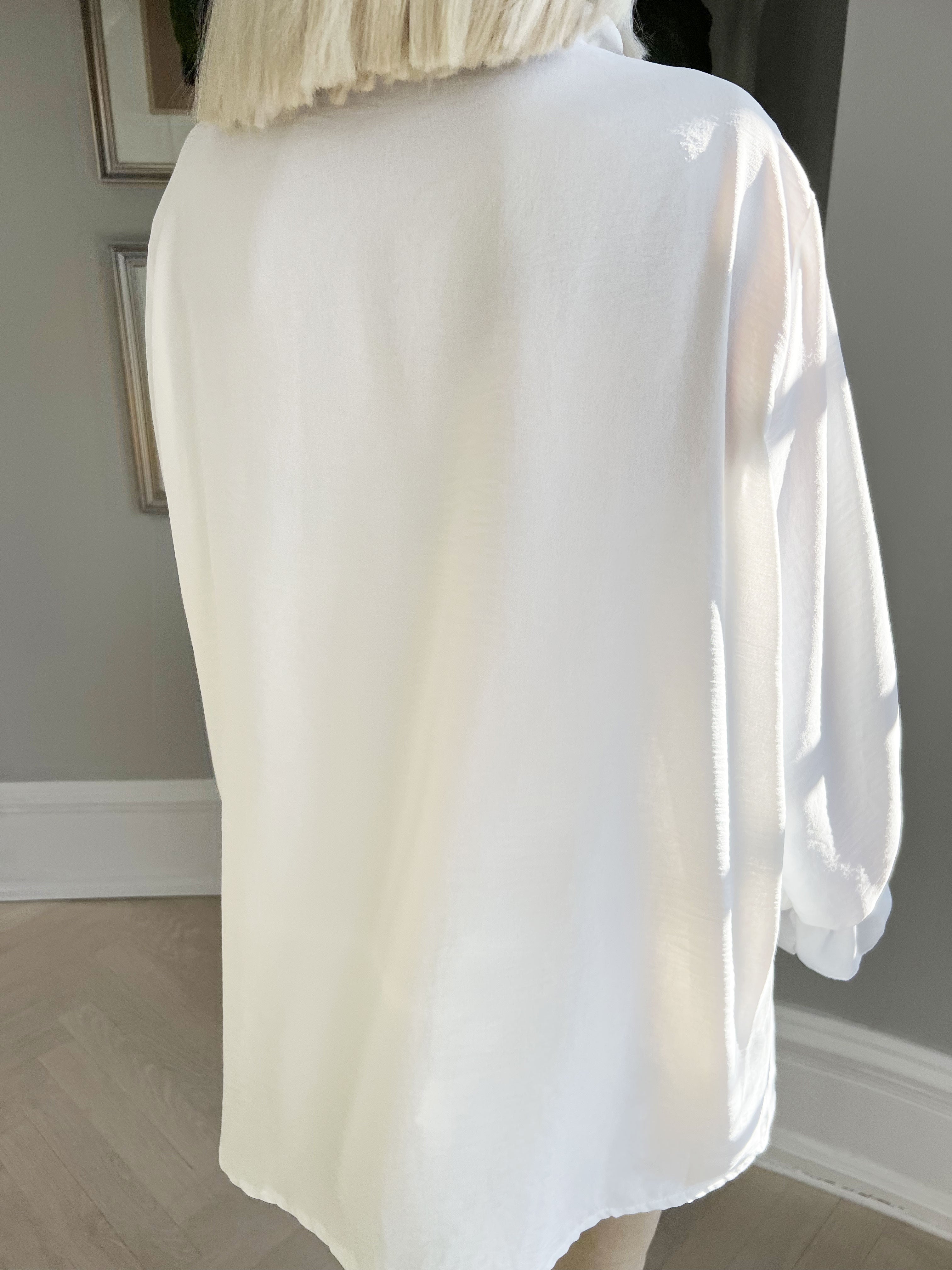 Ilsa - Sød skjorte med blonde og flæsedetaljer