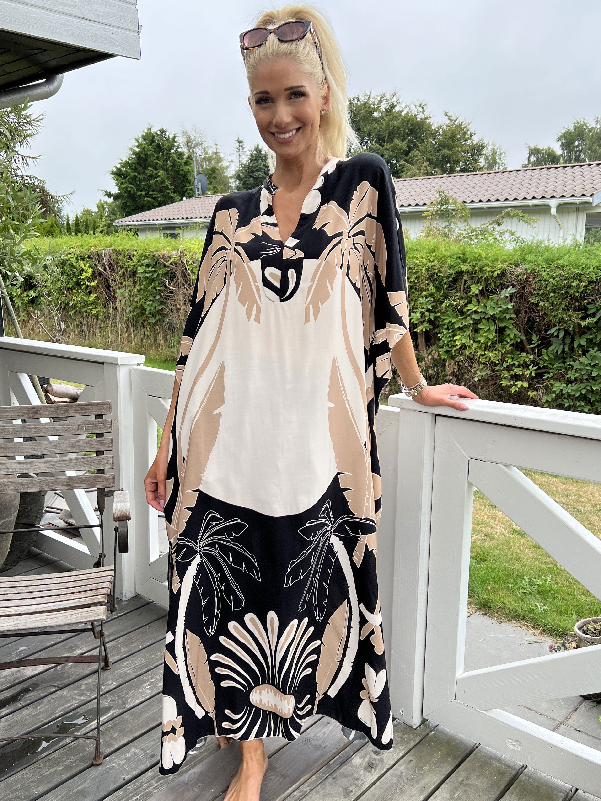 Ilya - Lang løs kjole med stort bladmønster