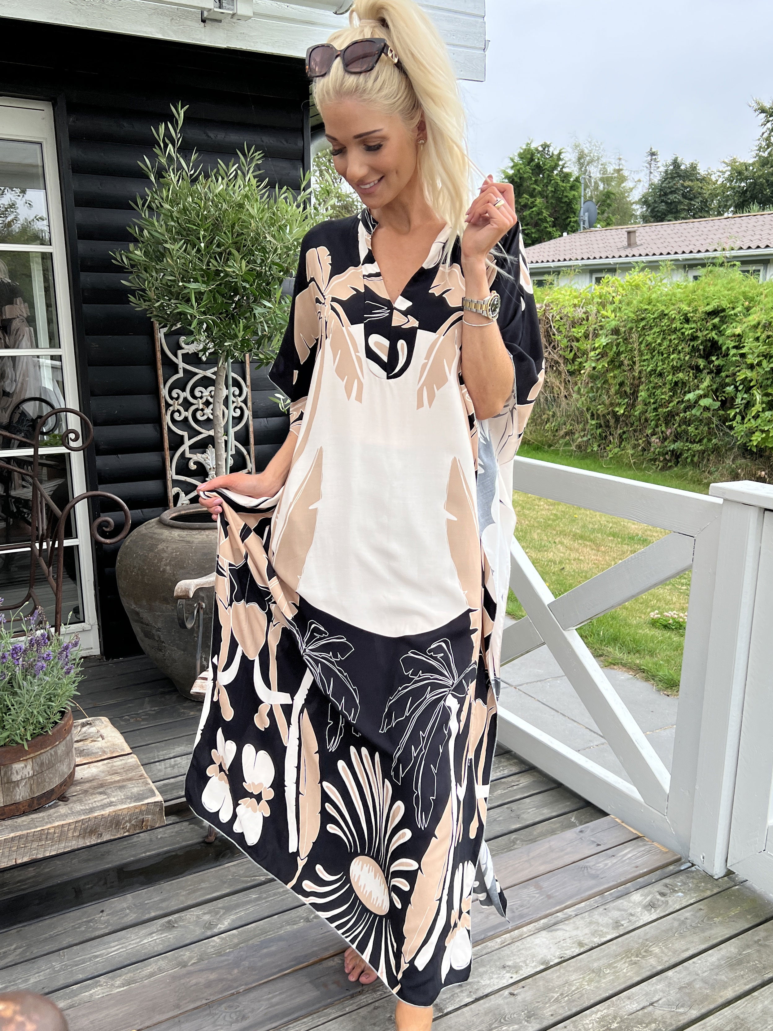 Ilya - Lang løs kjole med stort bladmønster