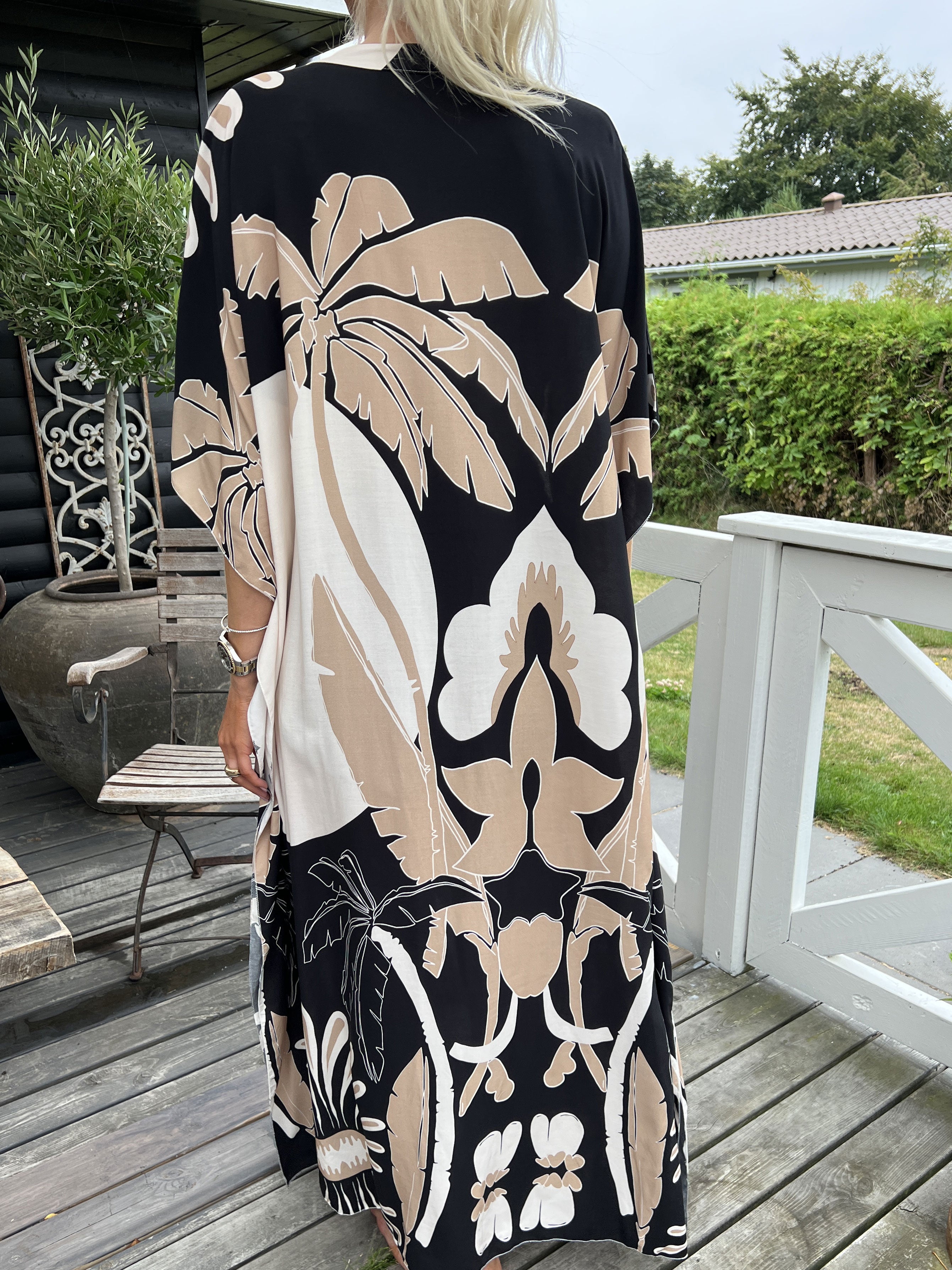 Ilya - Lang løs kjole med stort bladmønster
