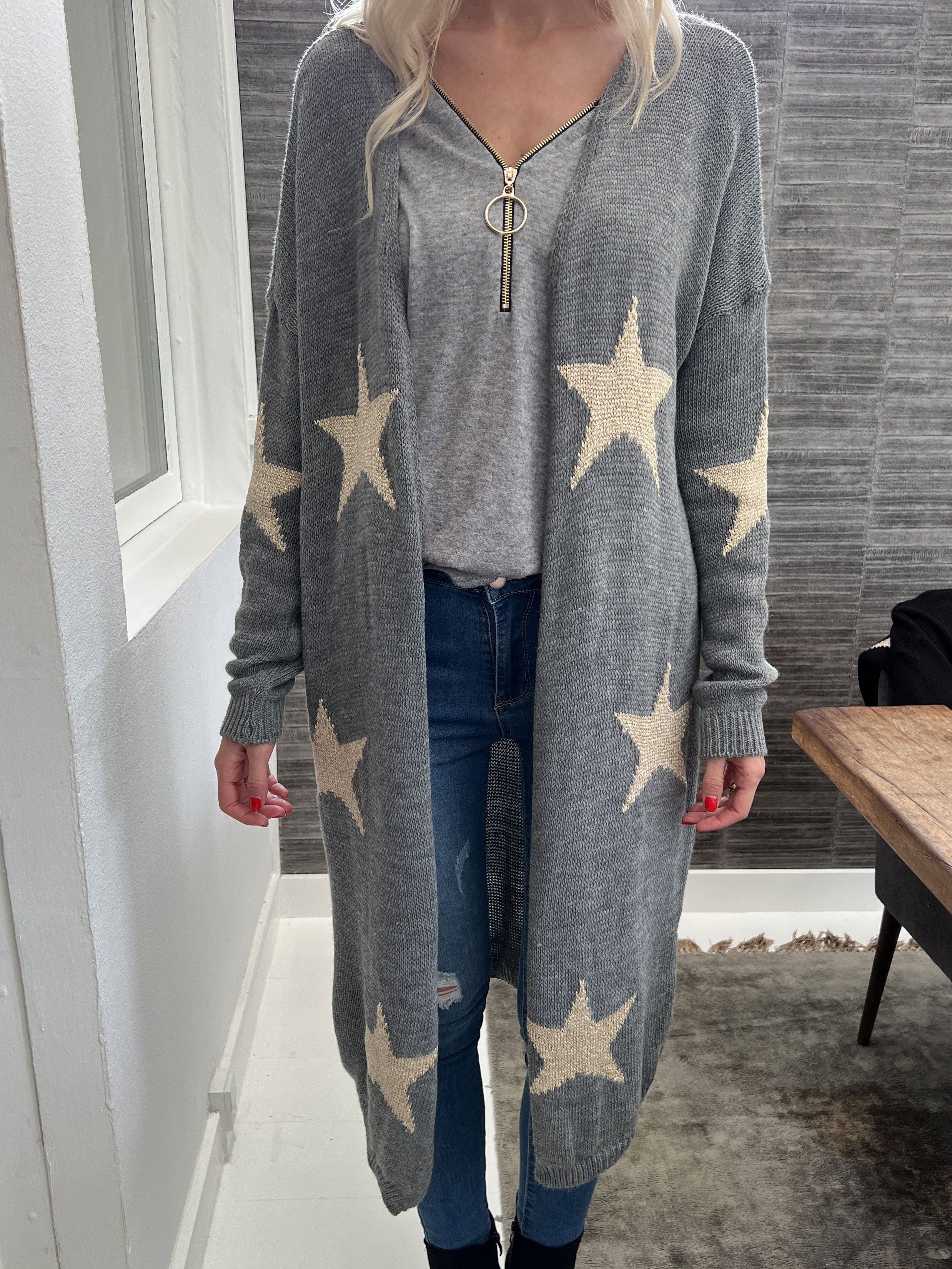 Isadora - Lang strikcardigan med guldstjerner