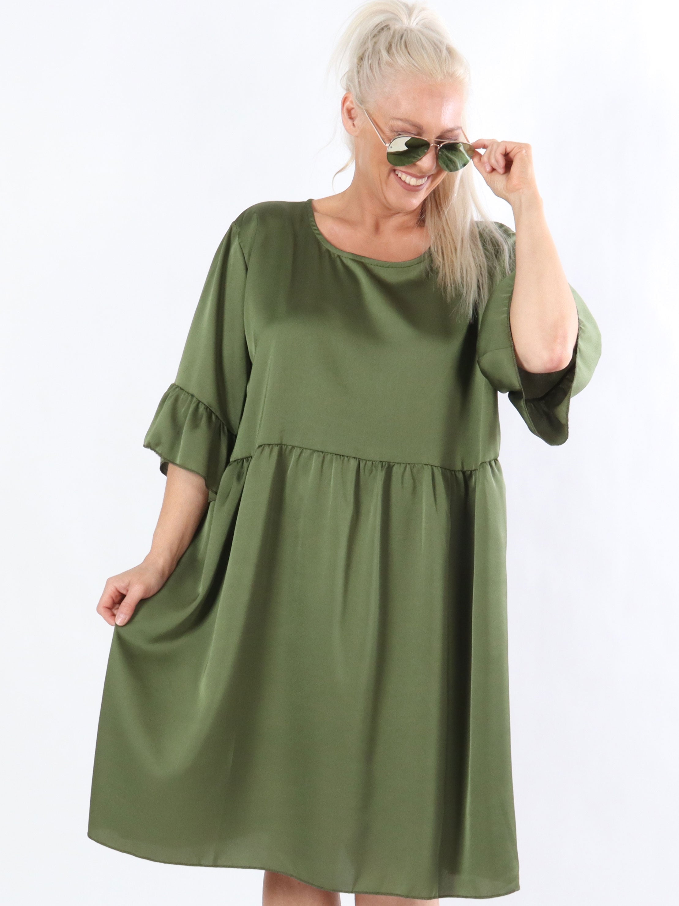 Jacqueline - Feminin kjole i silkelook med flæseærmer