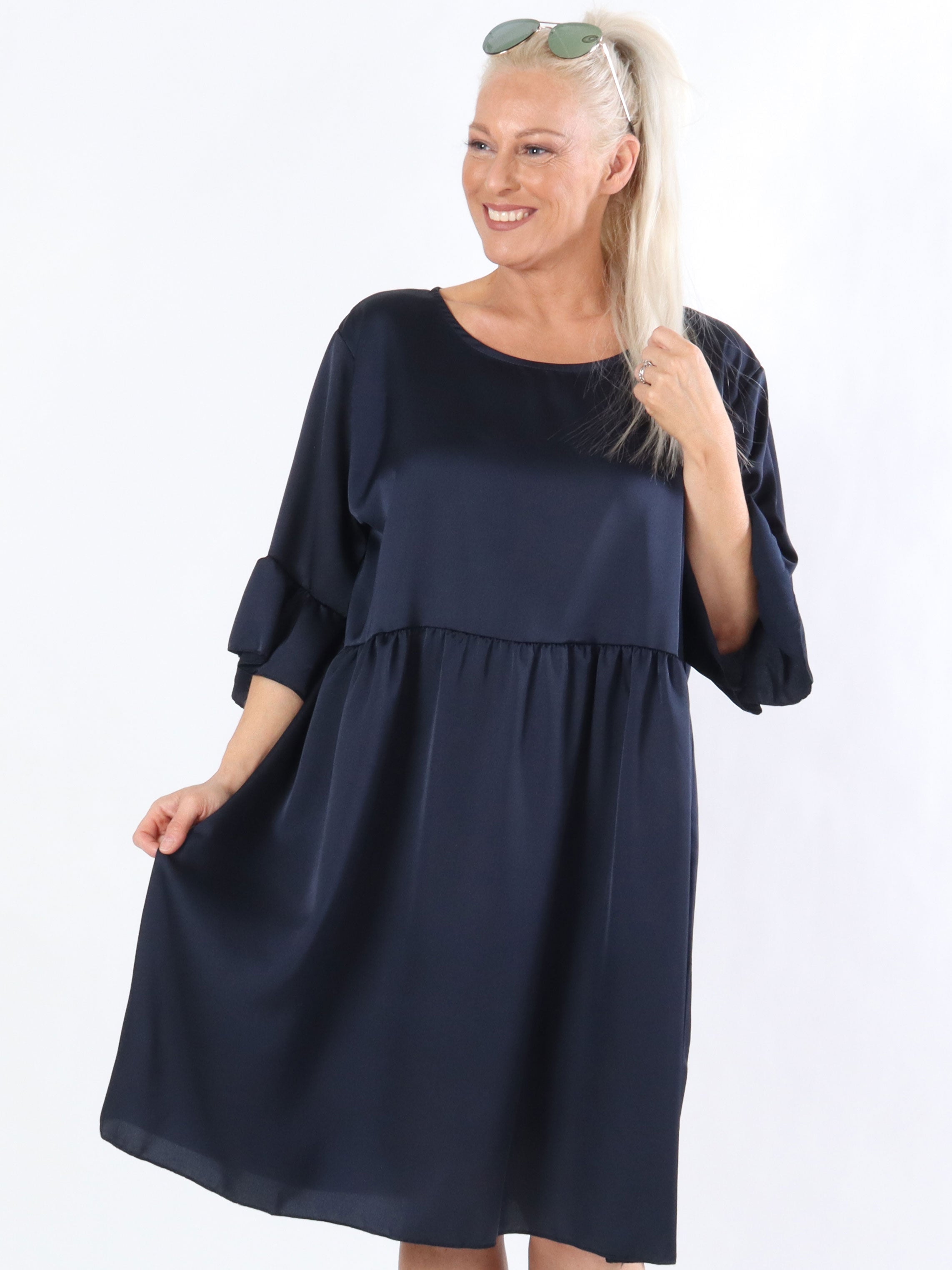 Jacqueline - Feminin kjole i silkelook med flæseærmer