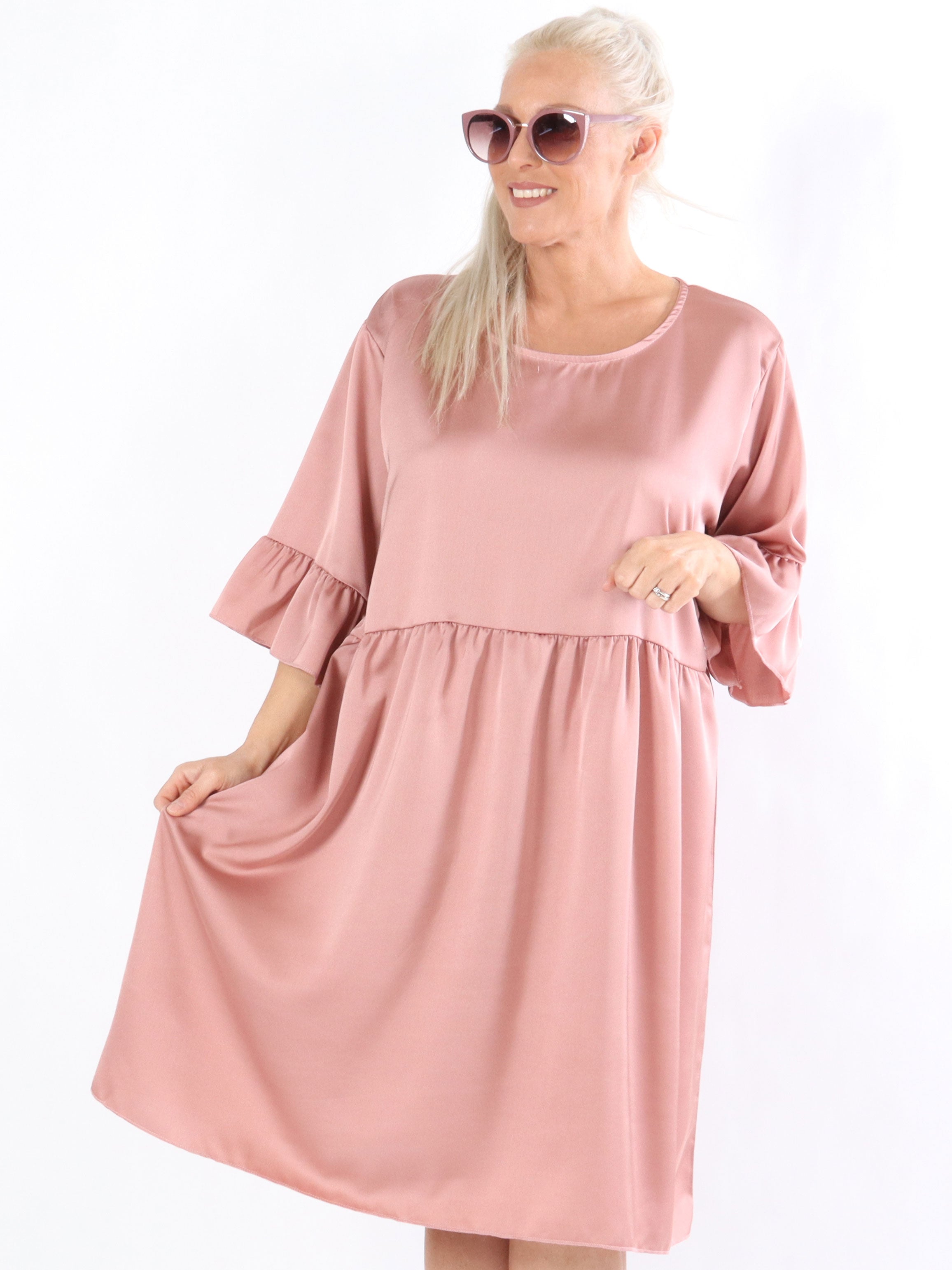 Jacqueline - Feminin kjole i silkelook med flæseærmer