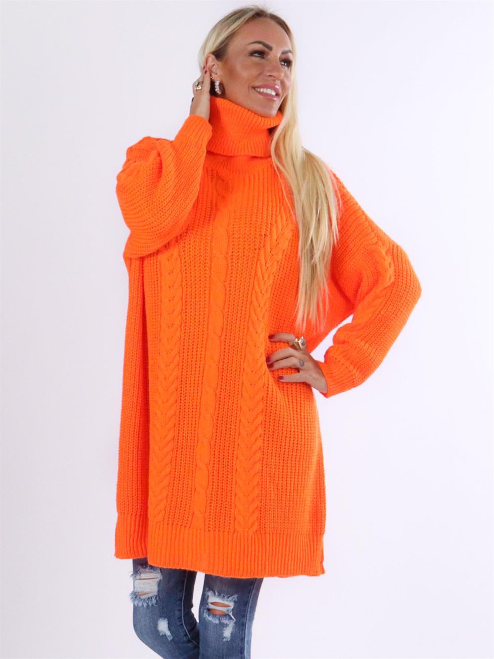 Jazmin - Højhalset strikkjole med kabelstrik