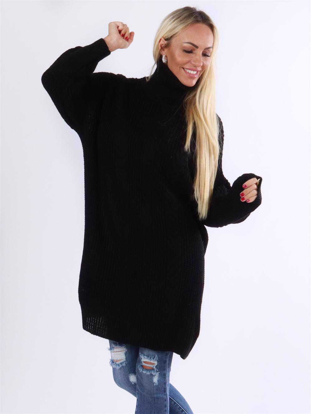 Jazmin - Højhalset strikkjole med kabelstrik