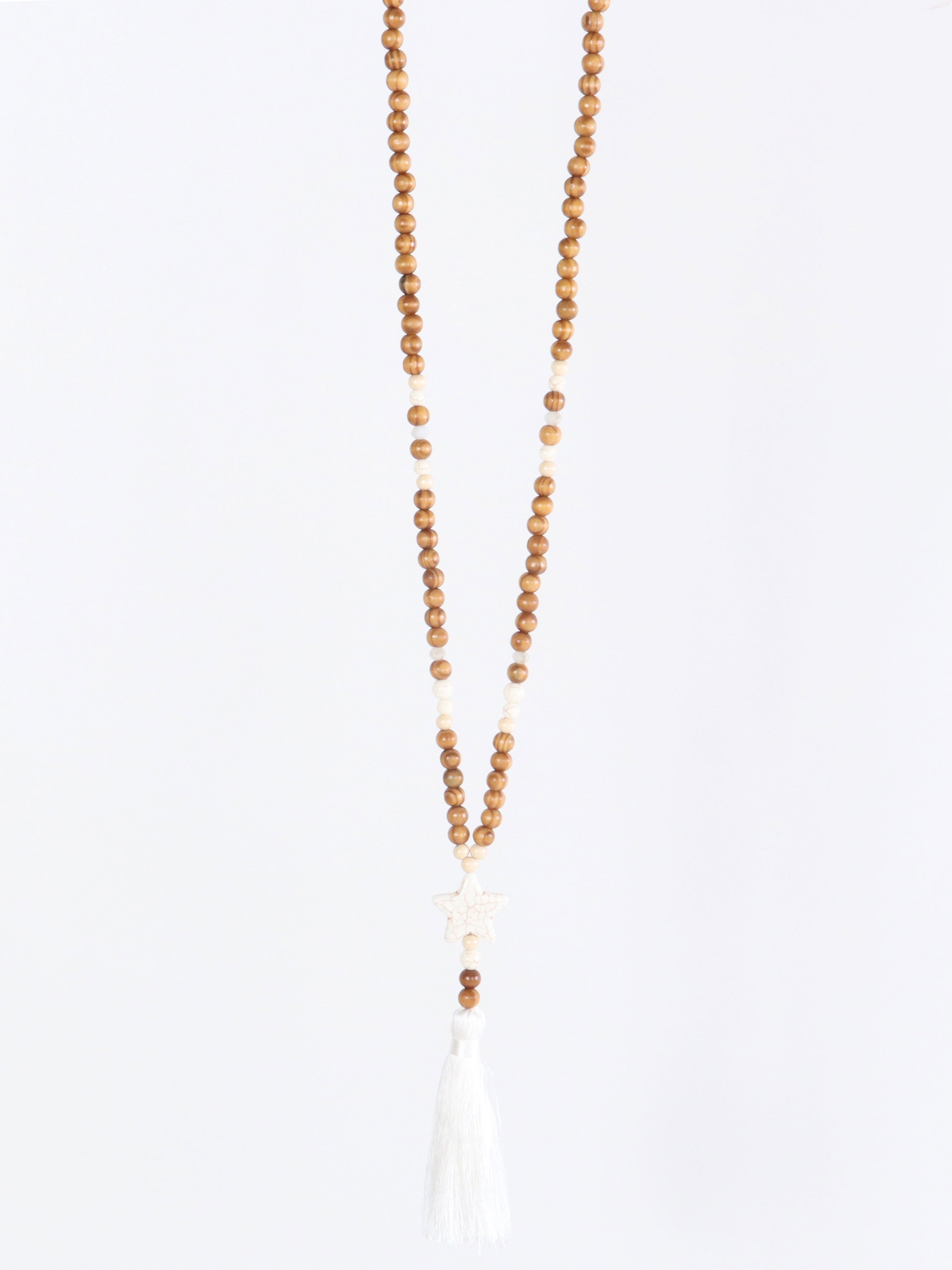 Jelena - Sød halskæde i træperler med hvid stjerne og hvid kvast